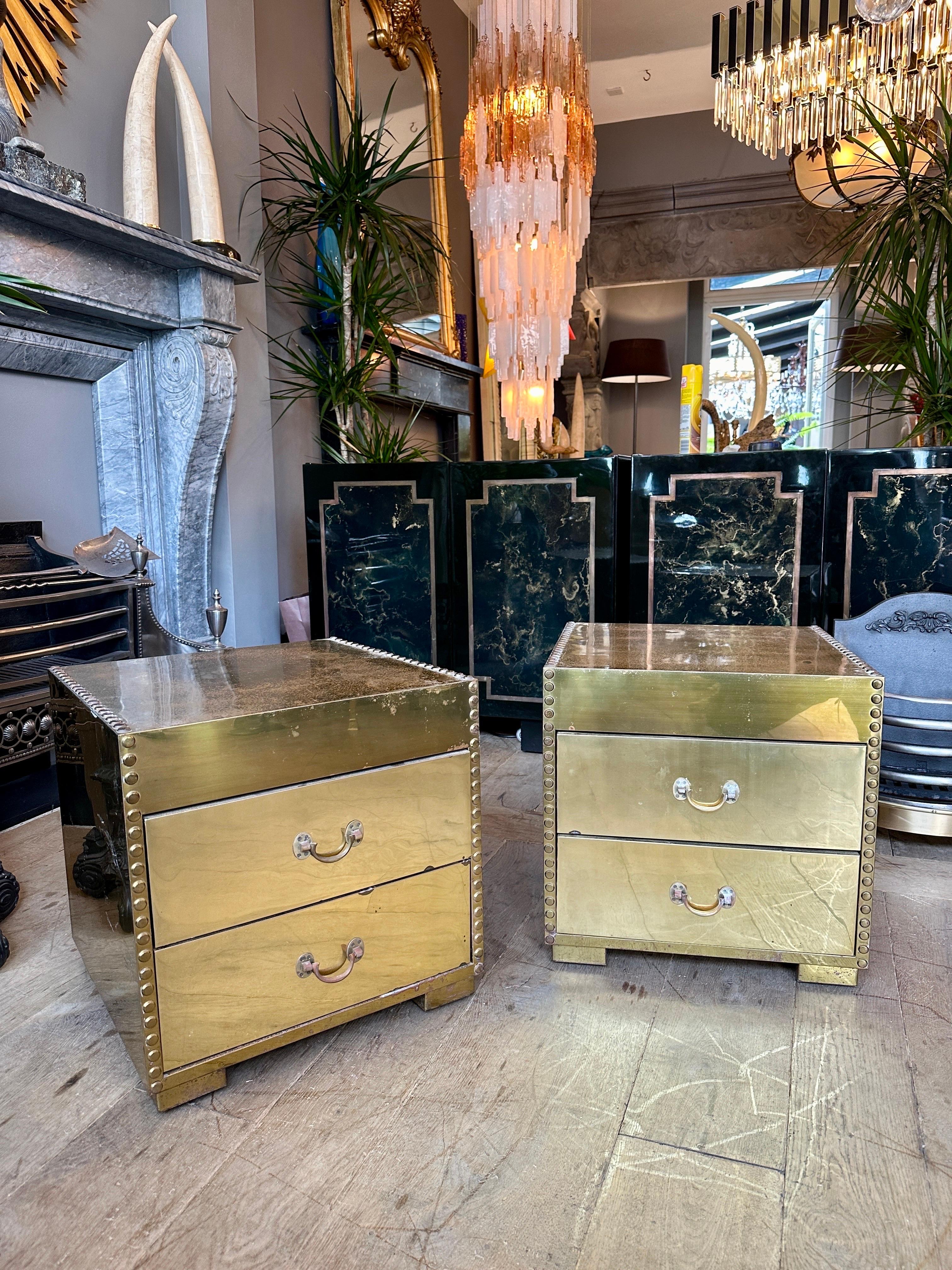 Coppia di comodini a due cassetti in ottone di Sarreid Ltd. Spagna. Piano e bordi rivettati, poggia su quattro piedi, con maniglie decorative. In condizioni originali, con piani e manici usurati, che nel corso degli anni hanno acquisito una patina