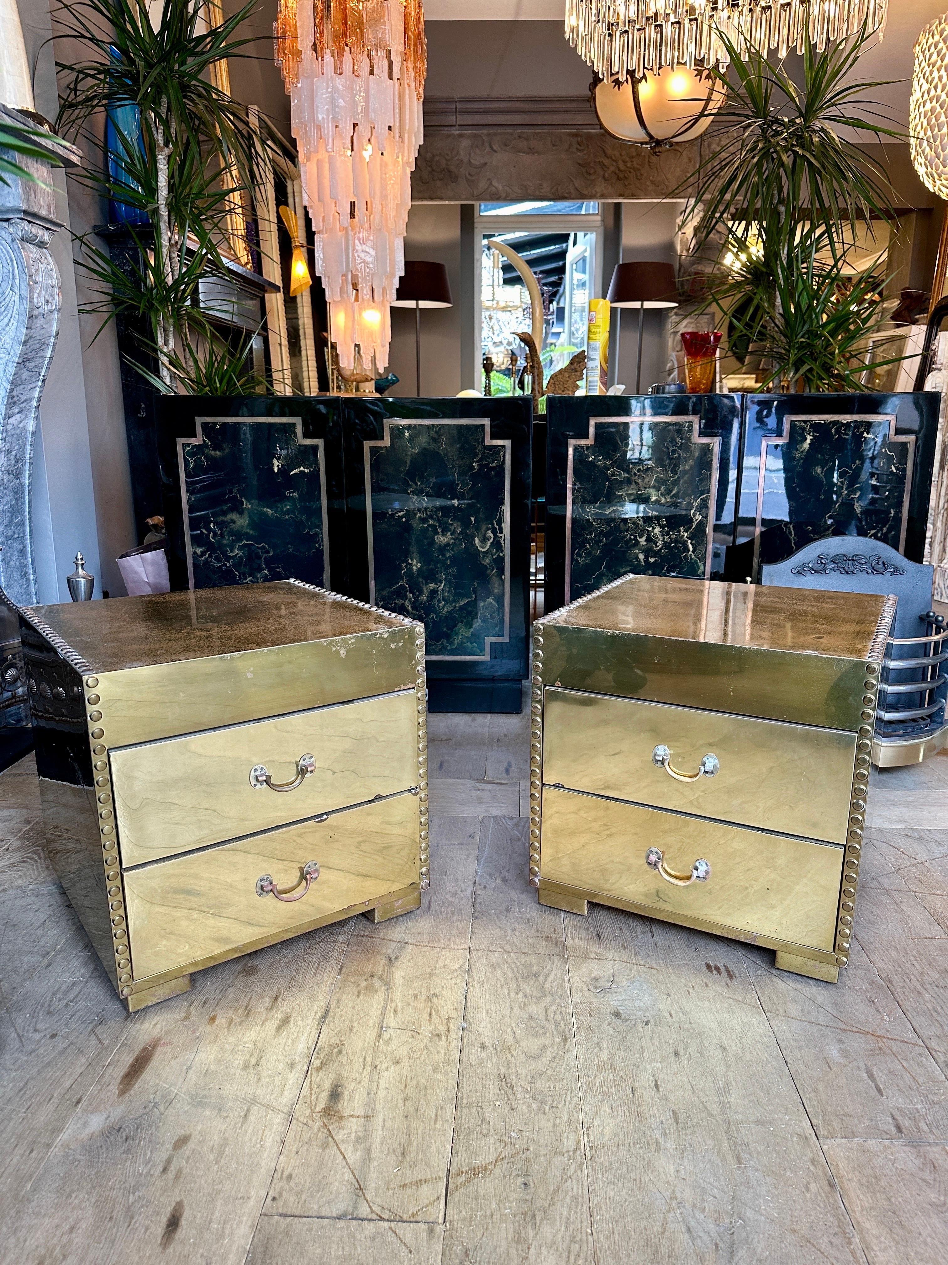 Mid-Century moderno Un paio di comodini rivestiti in ottone di Sarreid Ltd. in vendita