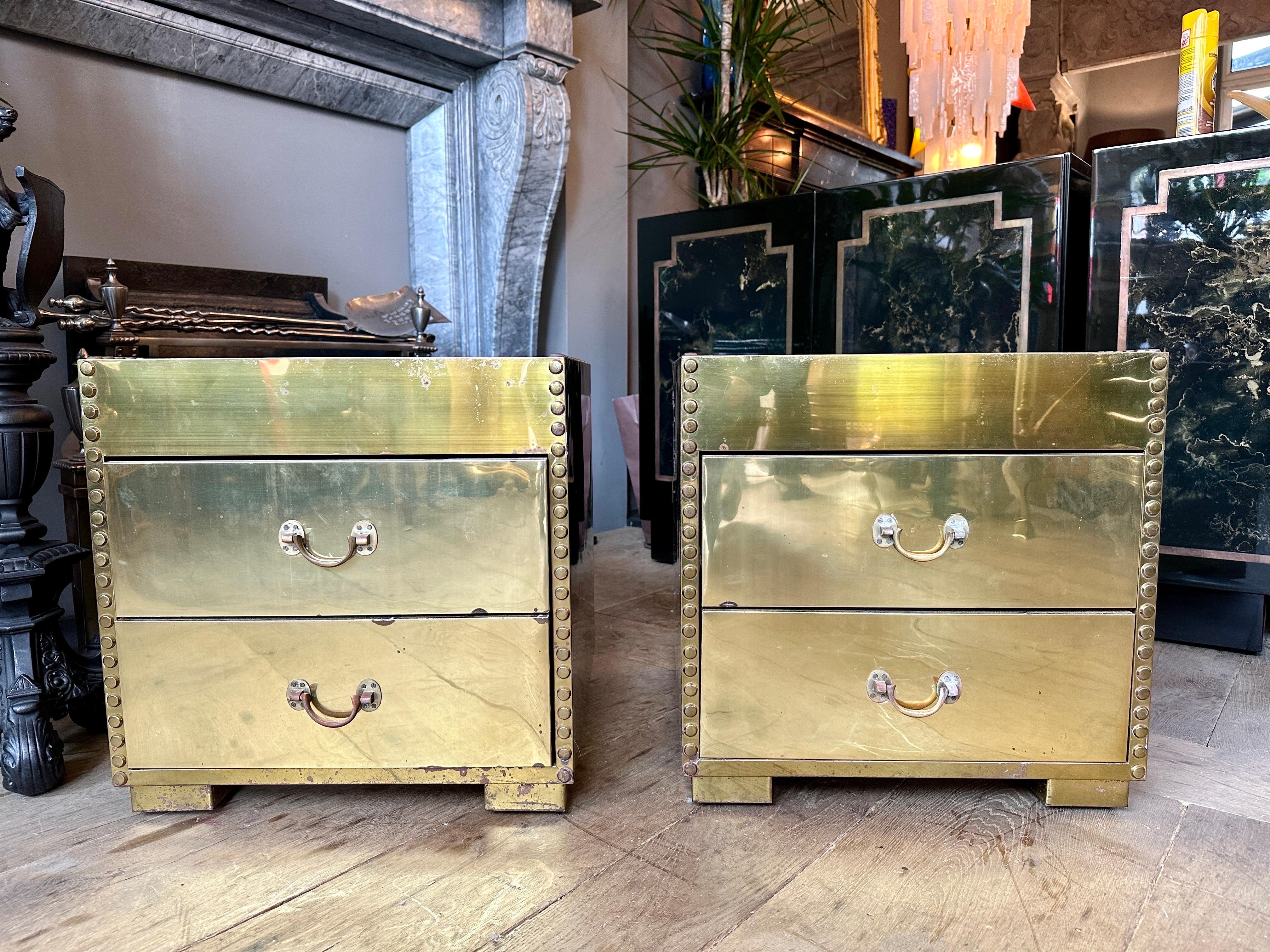 Un paio di comodini rivestiti in ottone di Sarreid Ltd. In condizioni buone in vendita a London, GB