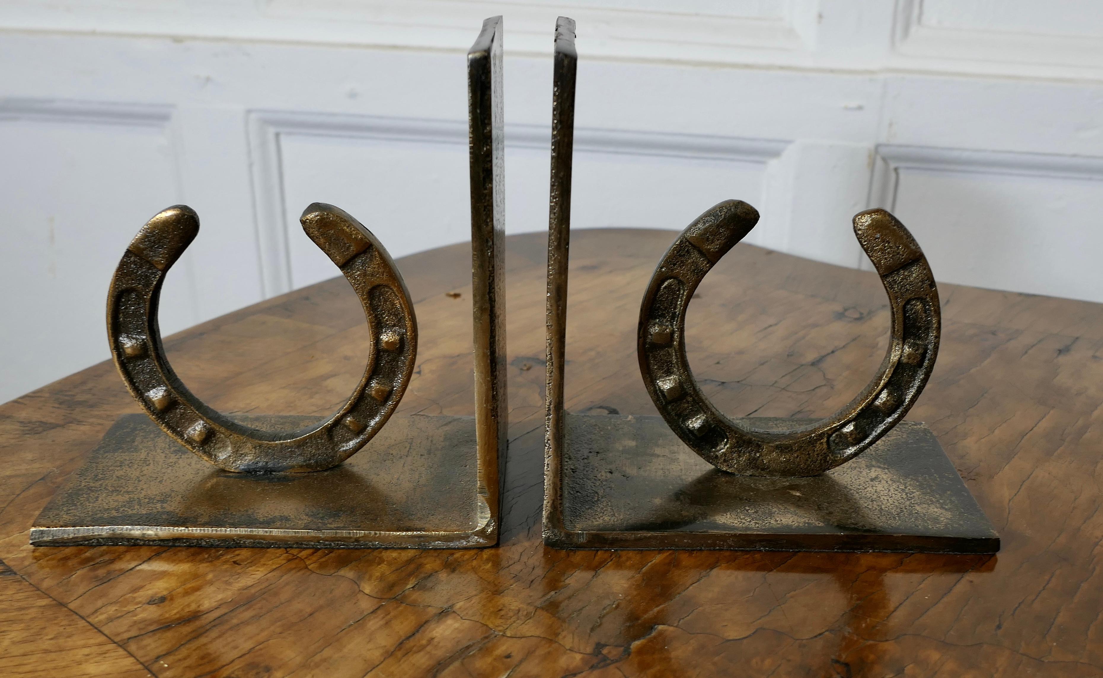 A Pair of Brass Horse Shoes Bookends    A very attractive set In Good Condition In Godshill, Isle of Wight