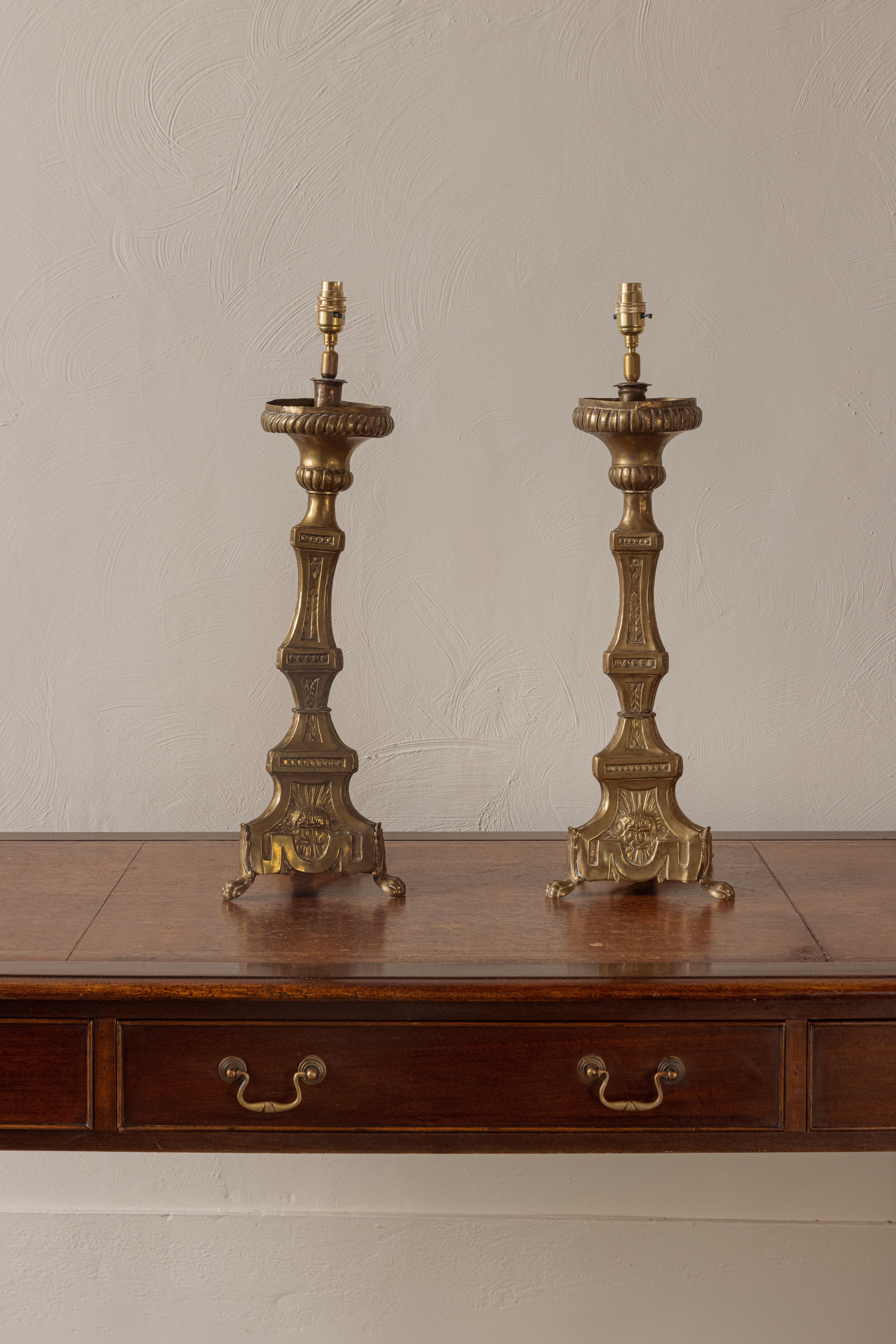 Une belle paire de lampes anciennes en laiton, converties en bougeoirs. Derive d'une église en Espagne.

Patine légèrement vieillie. Pieds griffus à la base.

Ils ont été récemment éclairés, avec une prise anglaise et un câble en soie tressée.