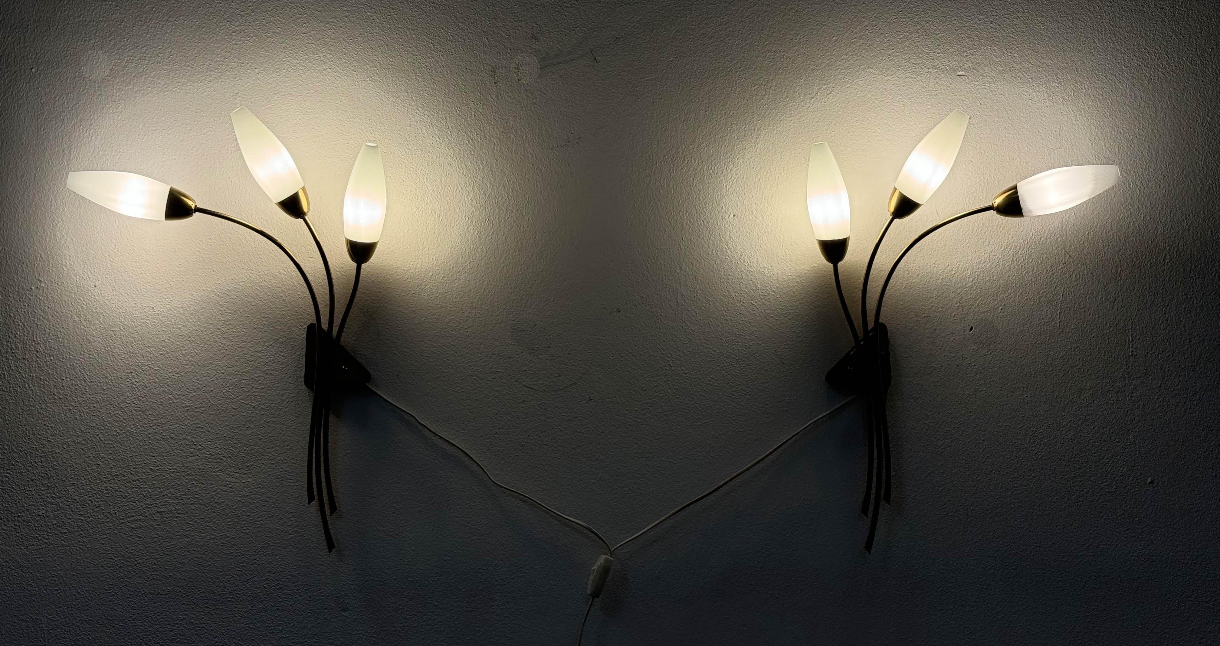 Coppia di lampade a parete in ottone e vetro opalino di Rupert Nikoll in vendita 6