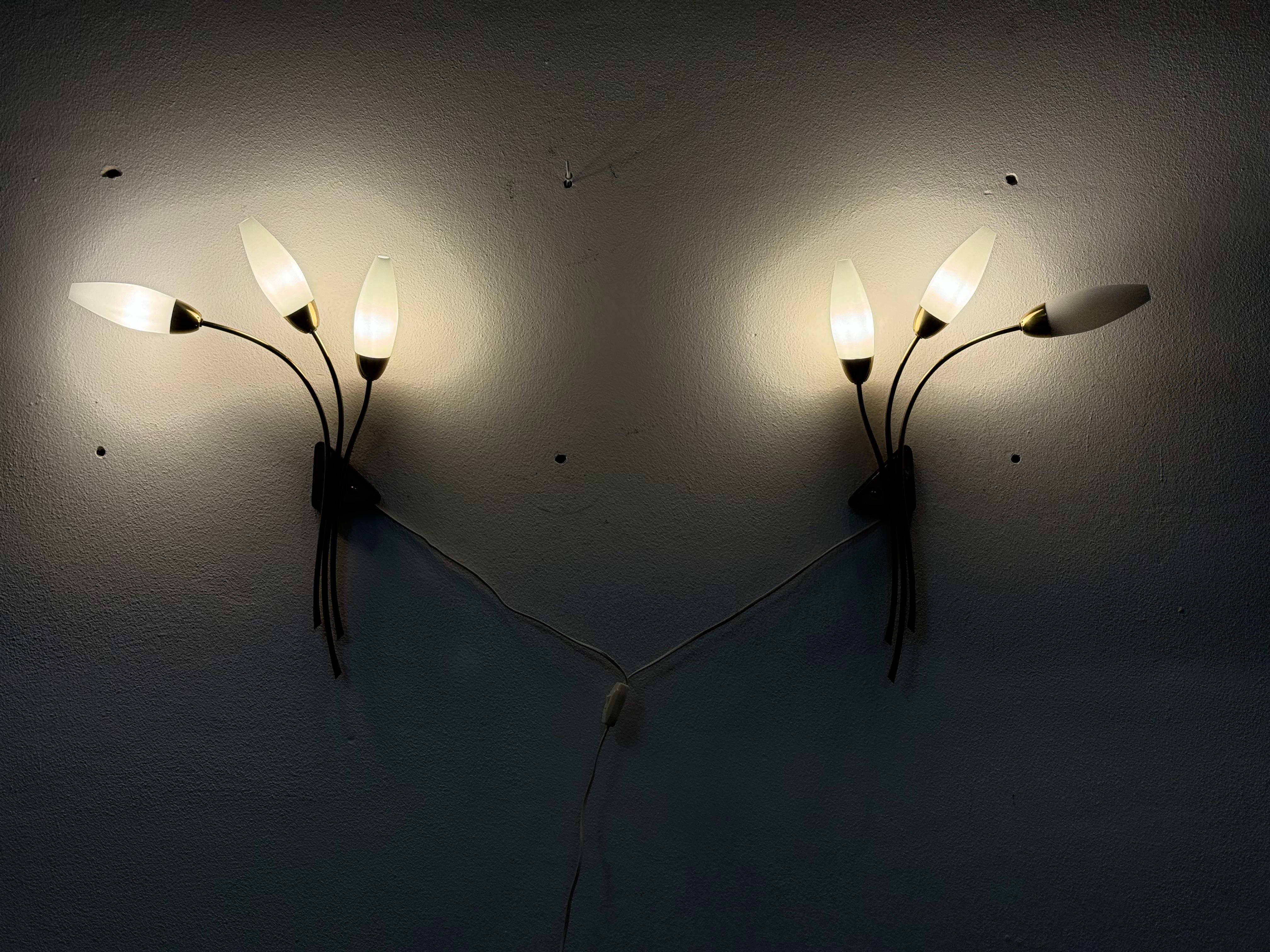Coppia di lampade a parete in ottone e vetro opalino di Rupert Nikoll in vendita 7