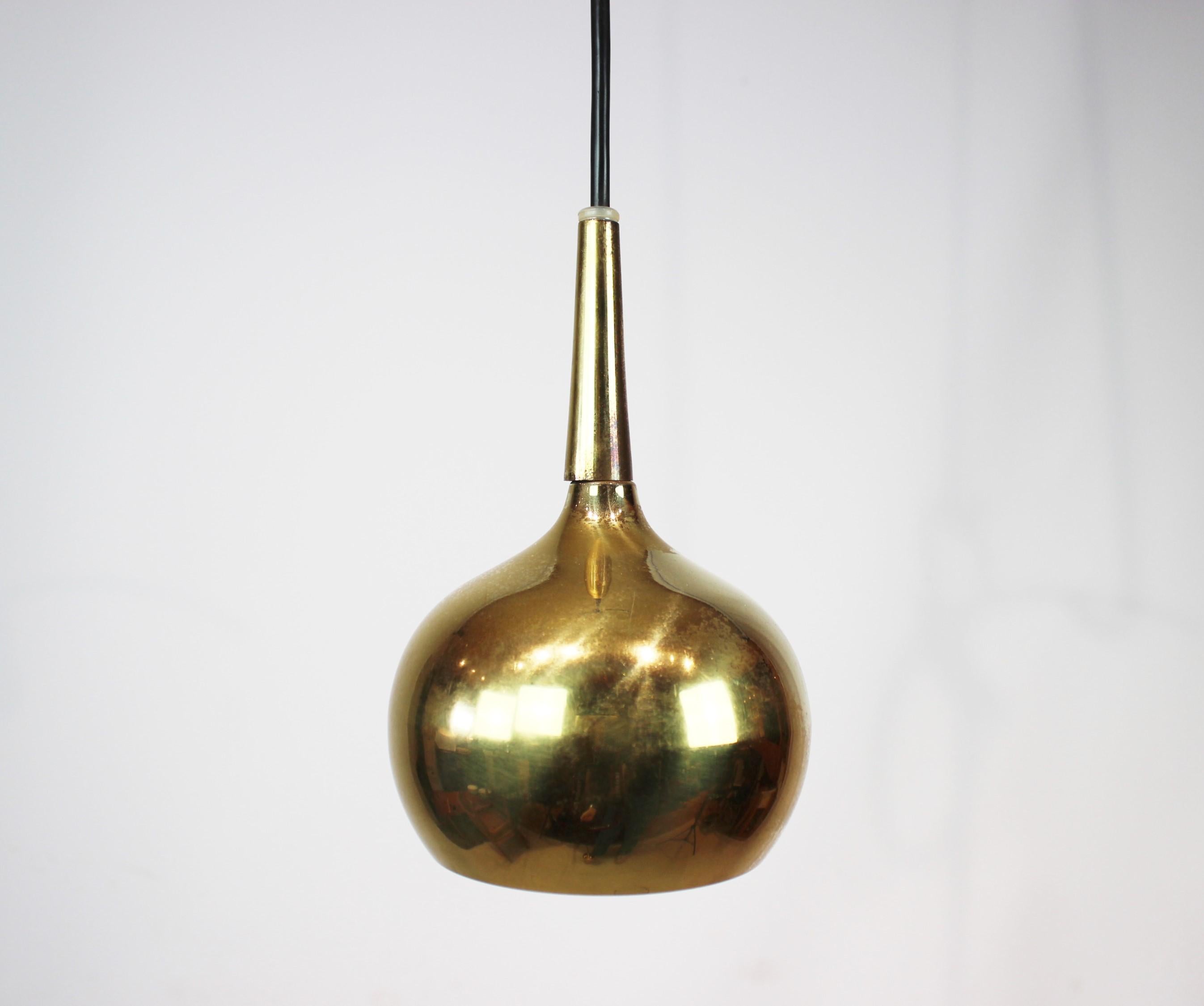 A pair of brass pendants of Danish design from the 1960s. The pendants are in good vintage condition.
Measures: Height - 20 cm and diameter - 11 cm.