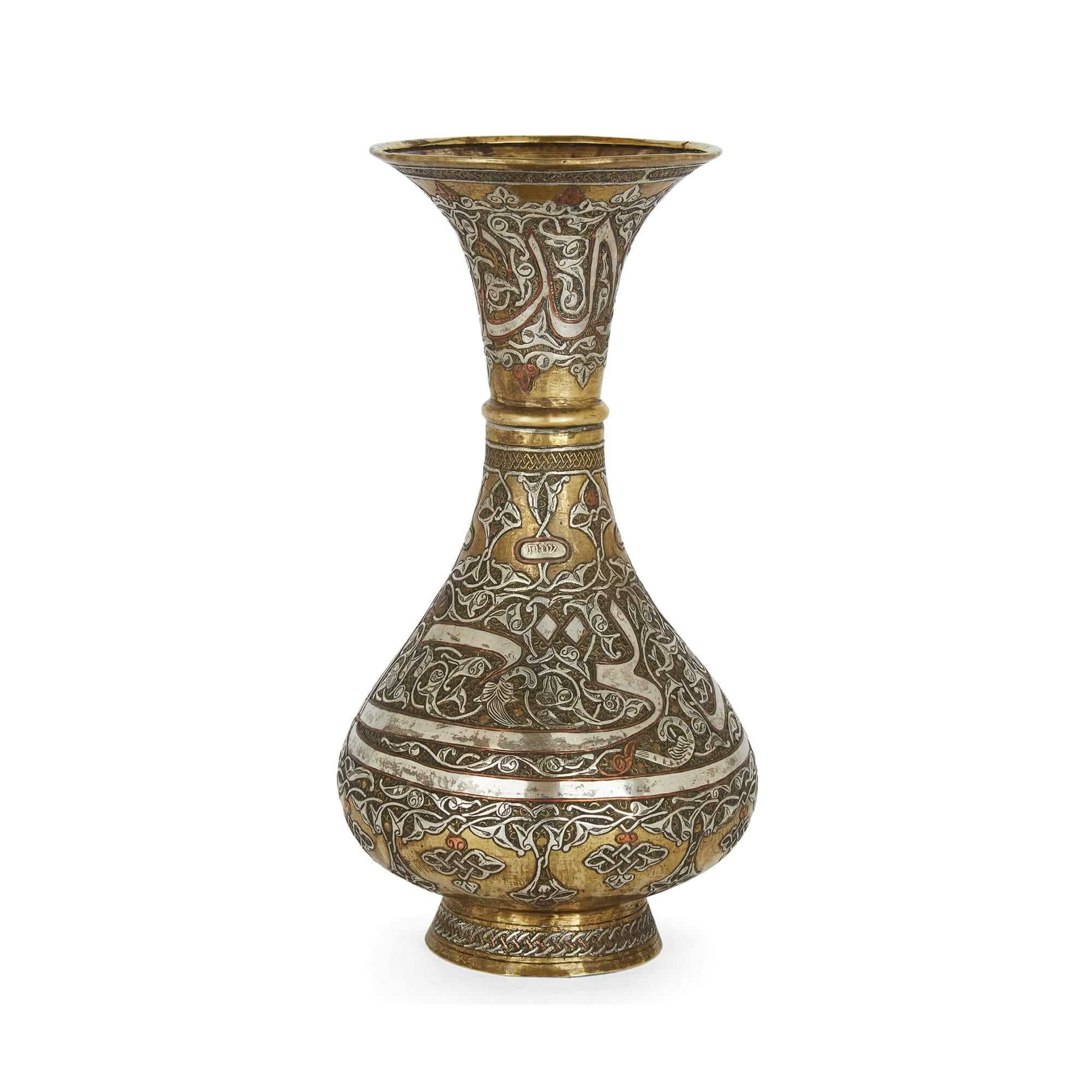 Paar syrische Mamluk-Revival-Vasen aus Messing aus Syrien mit Silber- und Kupfer-Intarsien (Islamisch) im Angebot