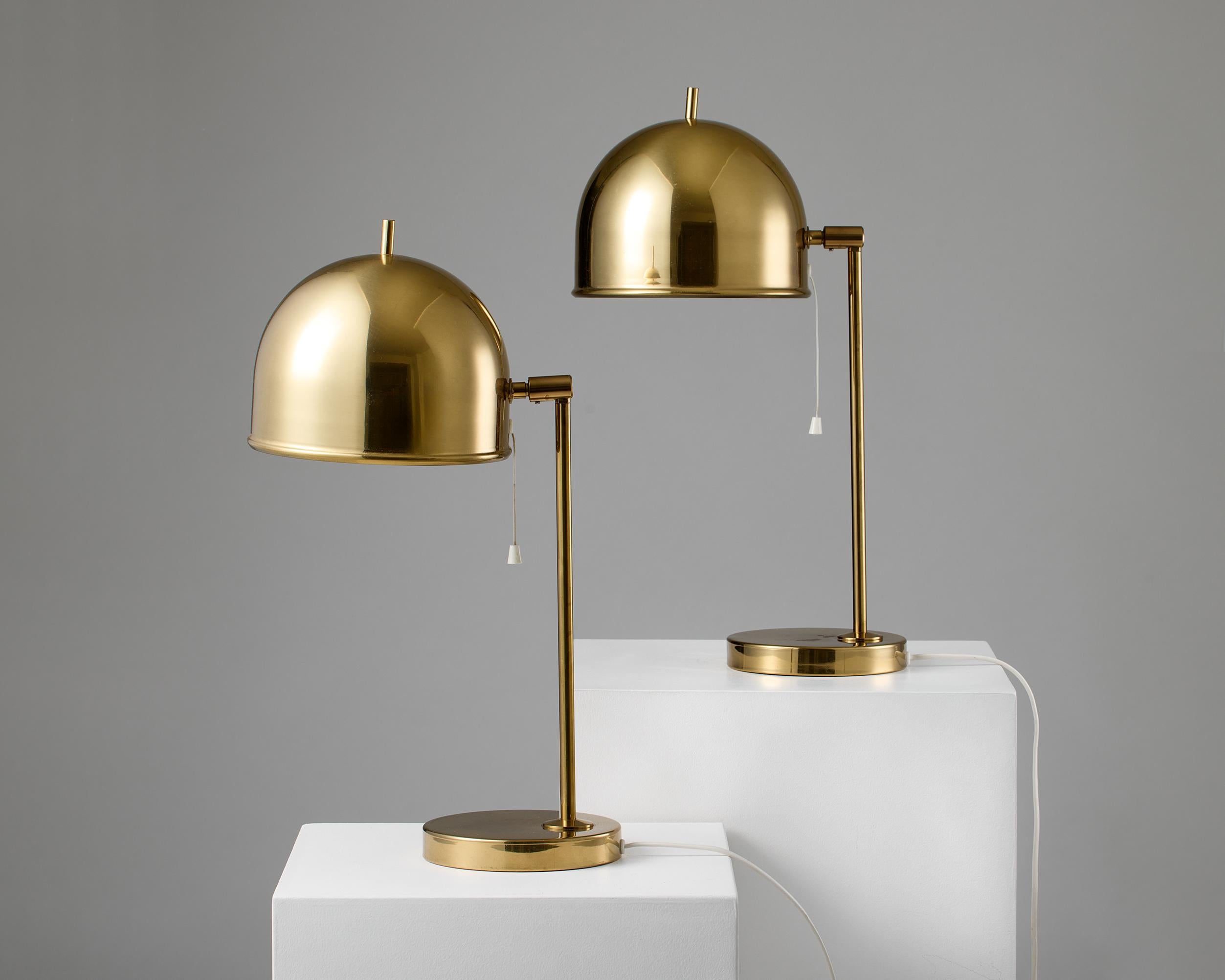 Avec leurs abat-jours sculpturaux et bulbeux et leurs proportions ludiques, cette paire de lampes B-075 est un exemple frappant du design d'éclairage scandinave du milieu du siècle. Très fonctionnelles, ces deux pièces présentent une construction