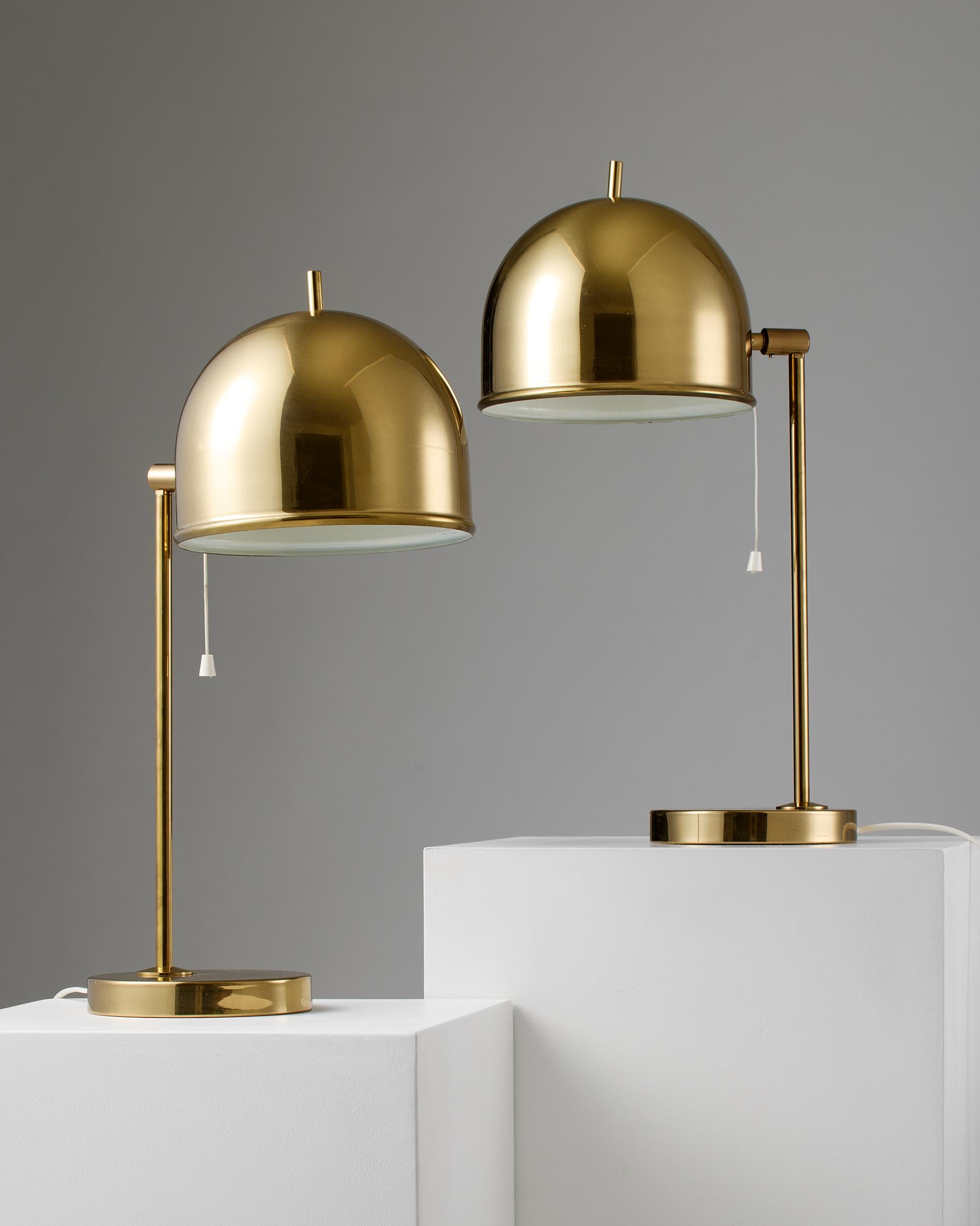 Suédois Paire de lampes de table en laiton, modèle 