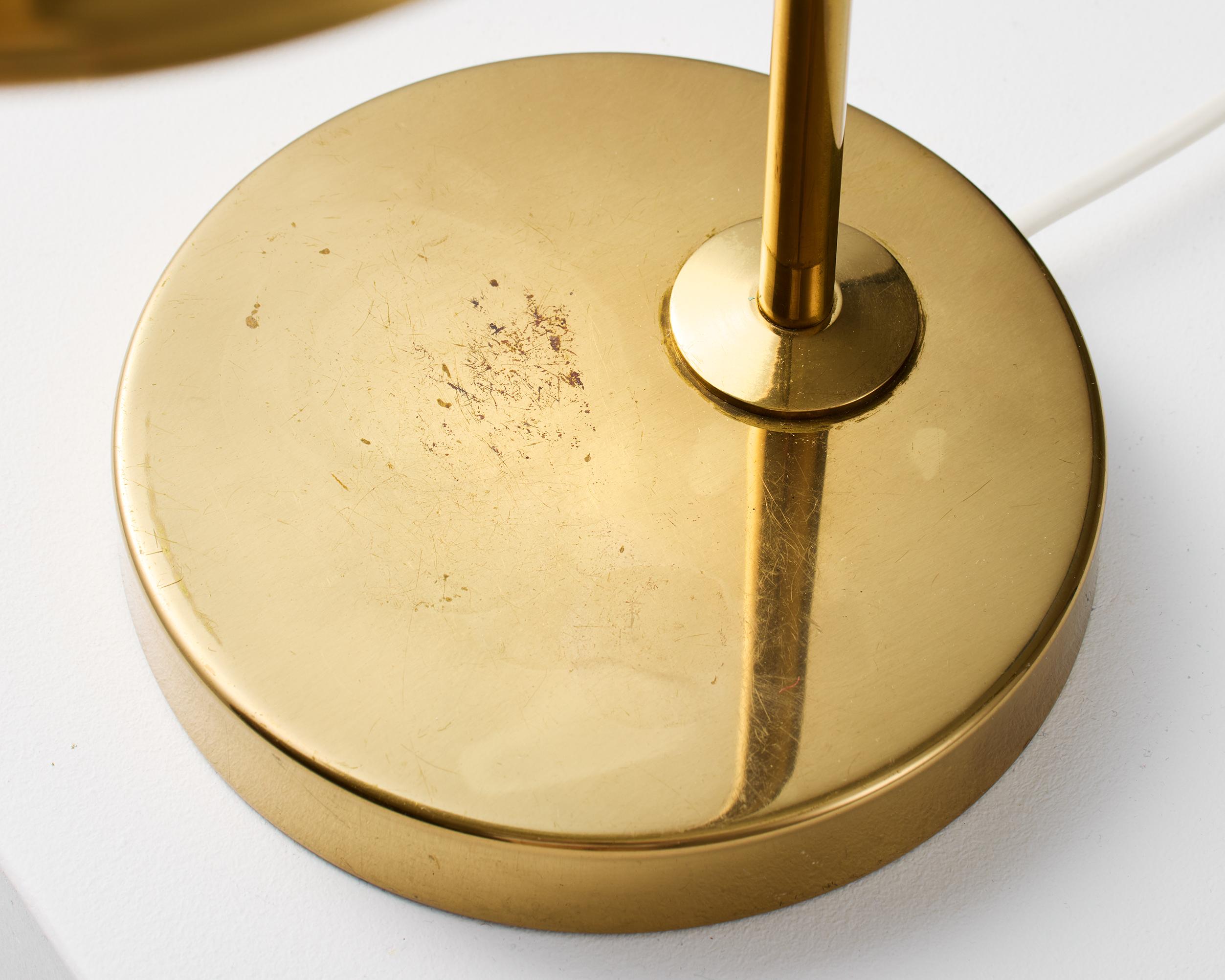 Laiton Paire de lampes de table en laiton, modèle 