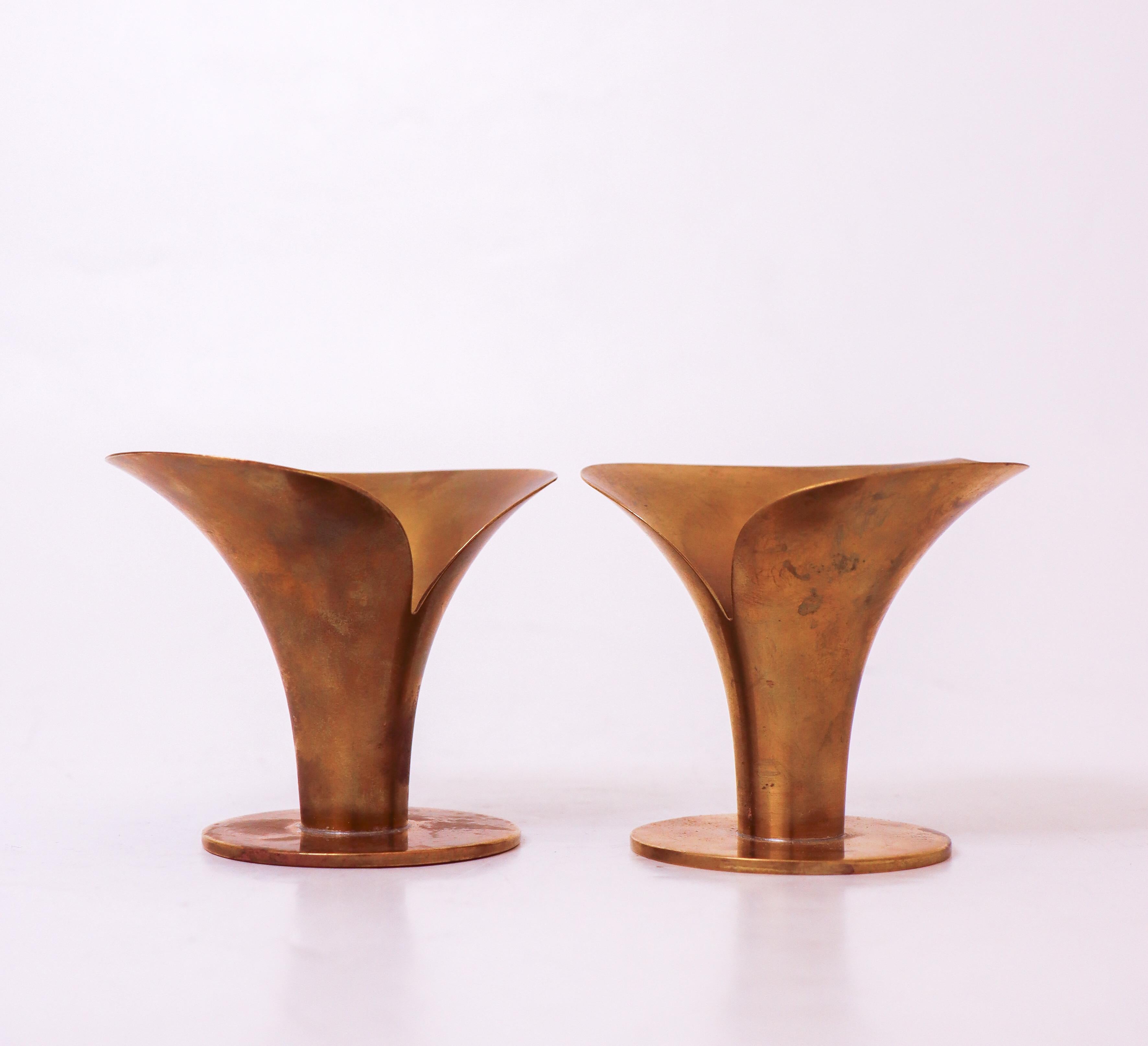 Coppia di vasi/portacandele in ottone disegnati da Carl-Einar Borgström presso Ystad-Metall negli anni '30. Questi sono stati progettati per essere sia vasi che candelabri. Sono alti 8 cm e hanno un diametro di 9,5 cm. Sono in ottime condizioni, a
