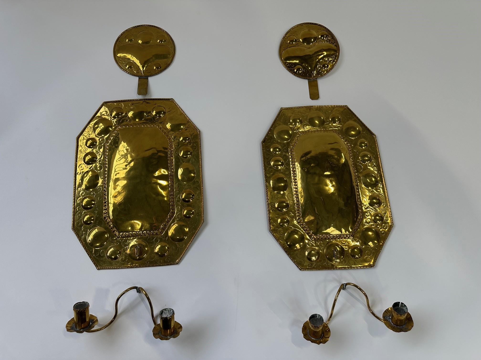 Baroque Paire de boucliers muraux en laiton, avec deux chandeliers. Décoré en vente