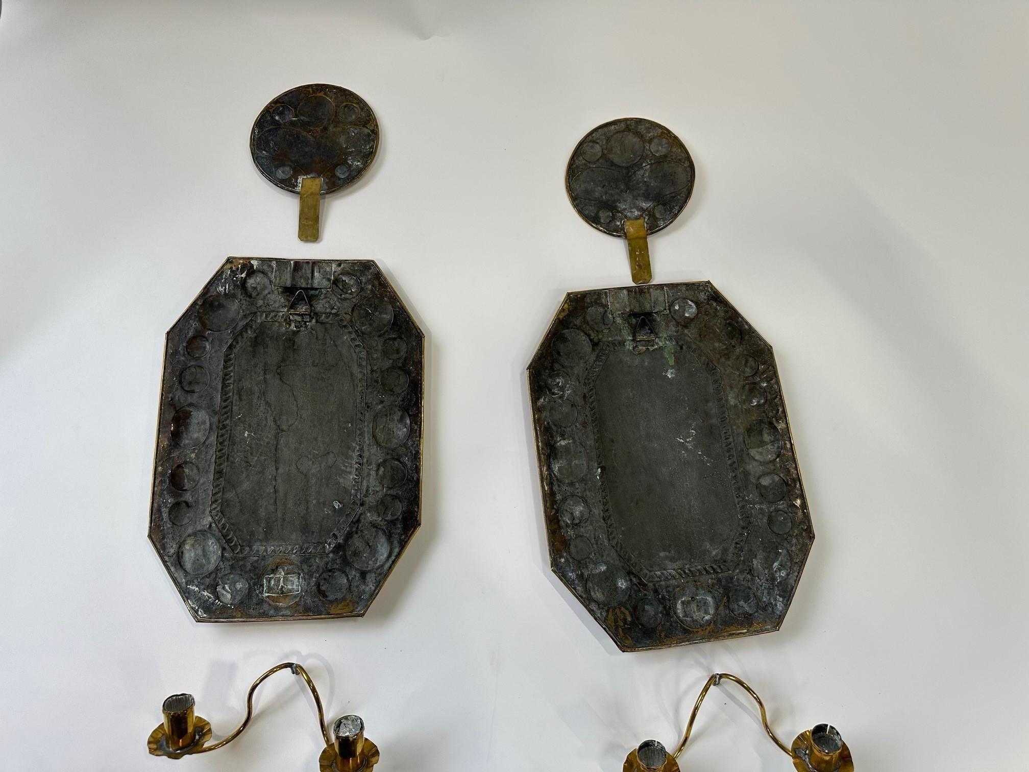 Danois Paire de boucliers muraux en laiton, avec deux chandeliers. Décoré en vente