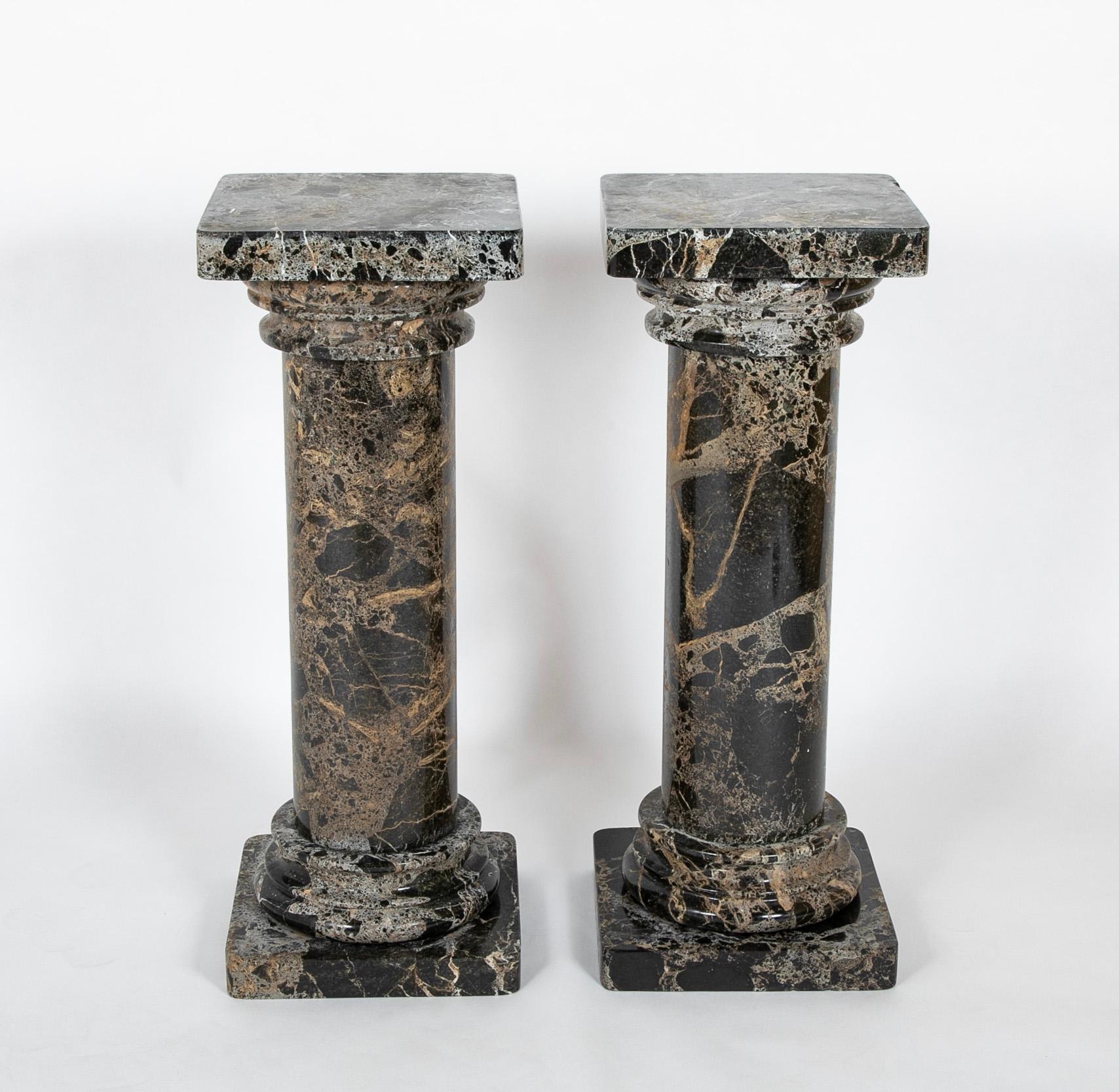 Paire de colonnes italiennes en marbre Breccia.  Début du 20e siècle.

36.24