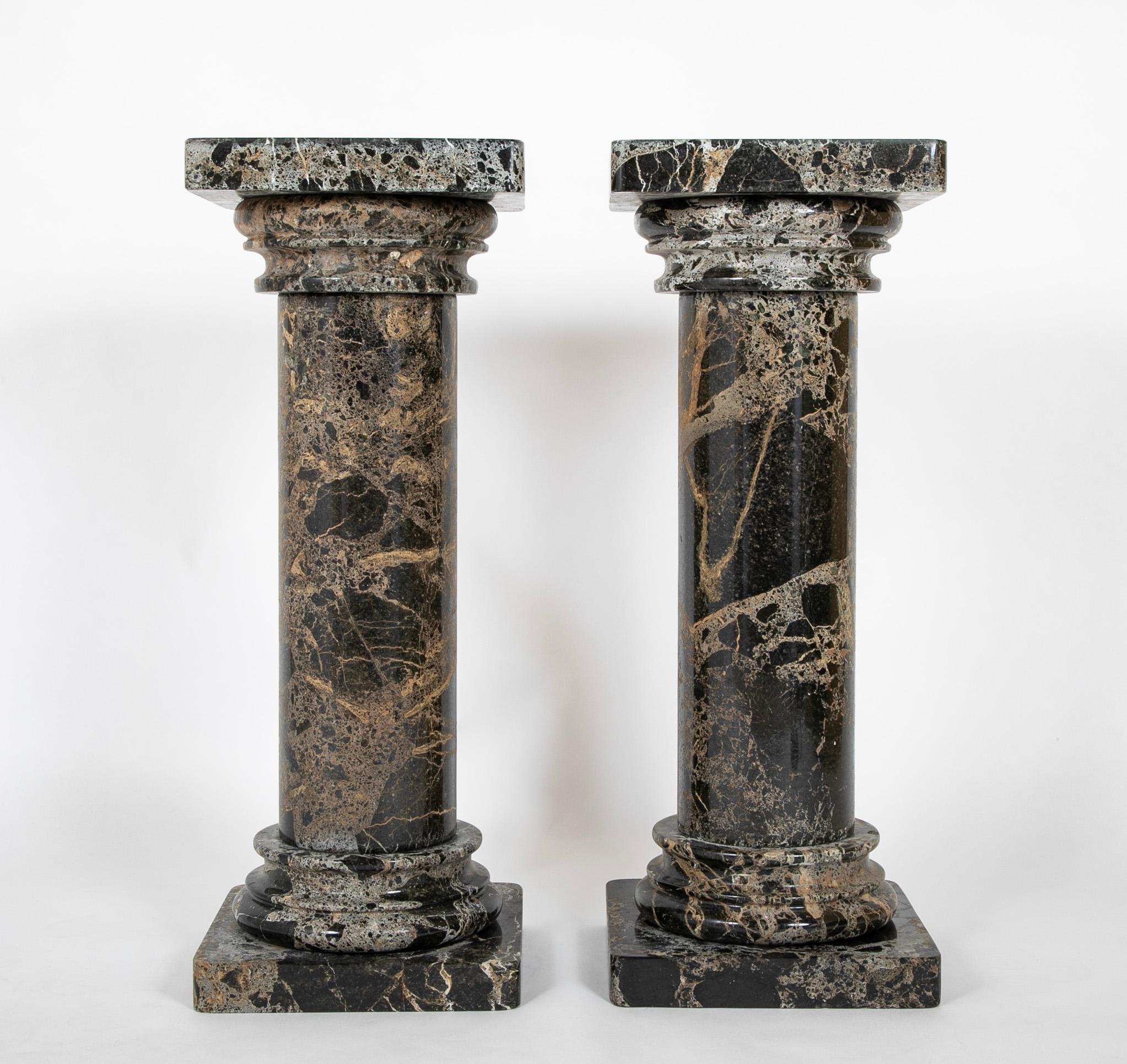 Paire de colonnes italiennes en marbre de Breccia Bon état - En vente à Stamford, CT