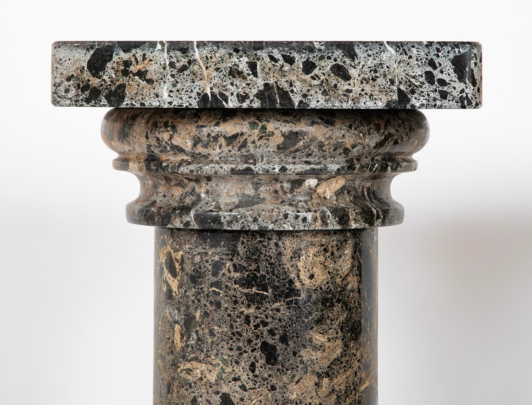 Paire de colonnes italiennes en marbre de Breccia en vente 2