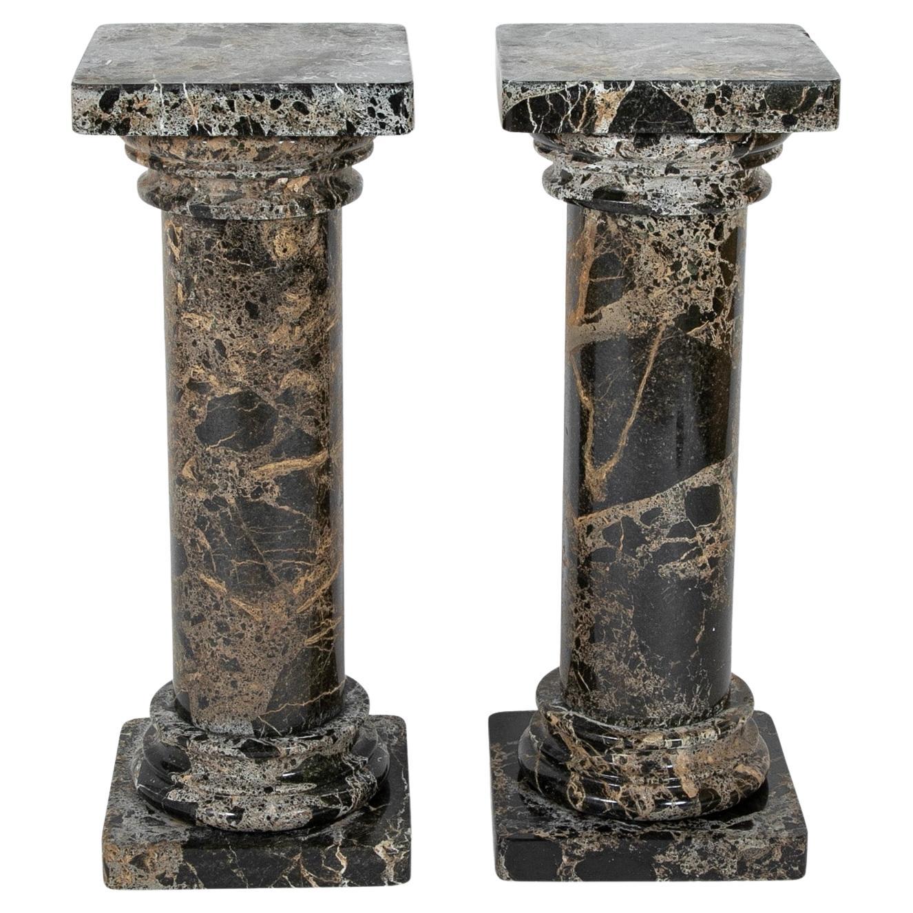 Paire de colonnes italiennes en marbre de Breccia en vente