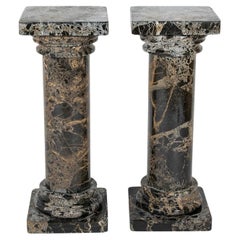 Paire de colonnes italiennes en marbre de Breccia