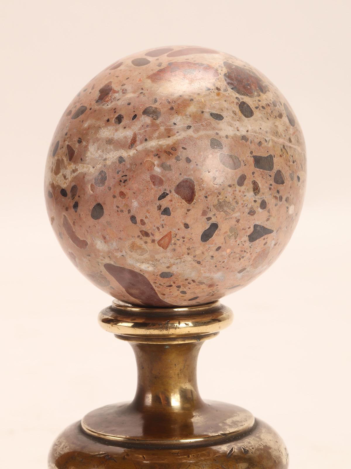 Bronze A pair of brecciated marble Paradise spheres, Italy end of 19th century. For Sale