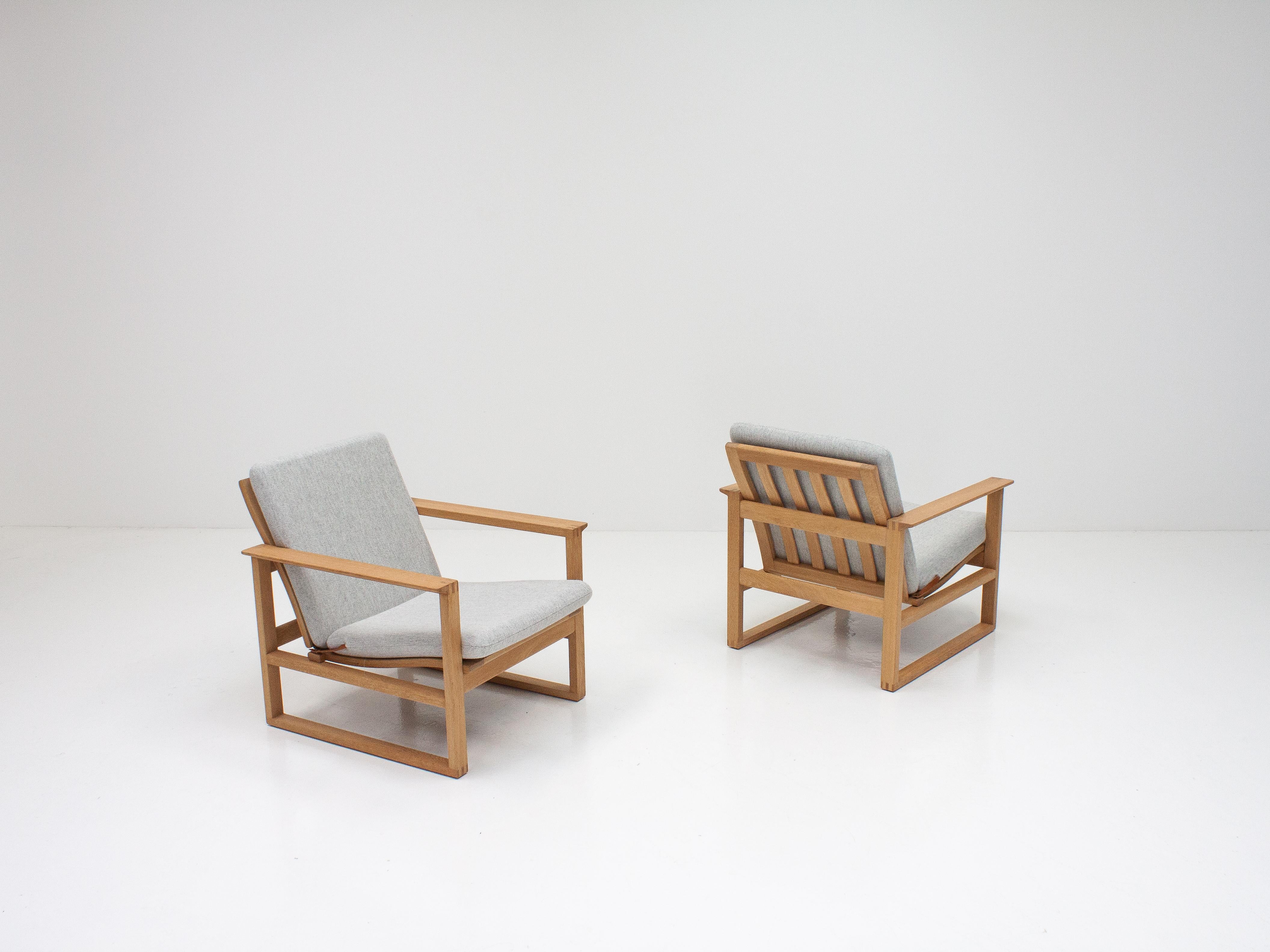 A pair of Børge Mogensen lounge chairs designed in 1956, model number 2256 for Fredericia Stolefabrik. Cubical frames made of solid oak with finger joints, 

Newly reupholstered in Kvadrat Hallingdal 65. The seat cushion can be fixed with a leather