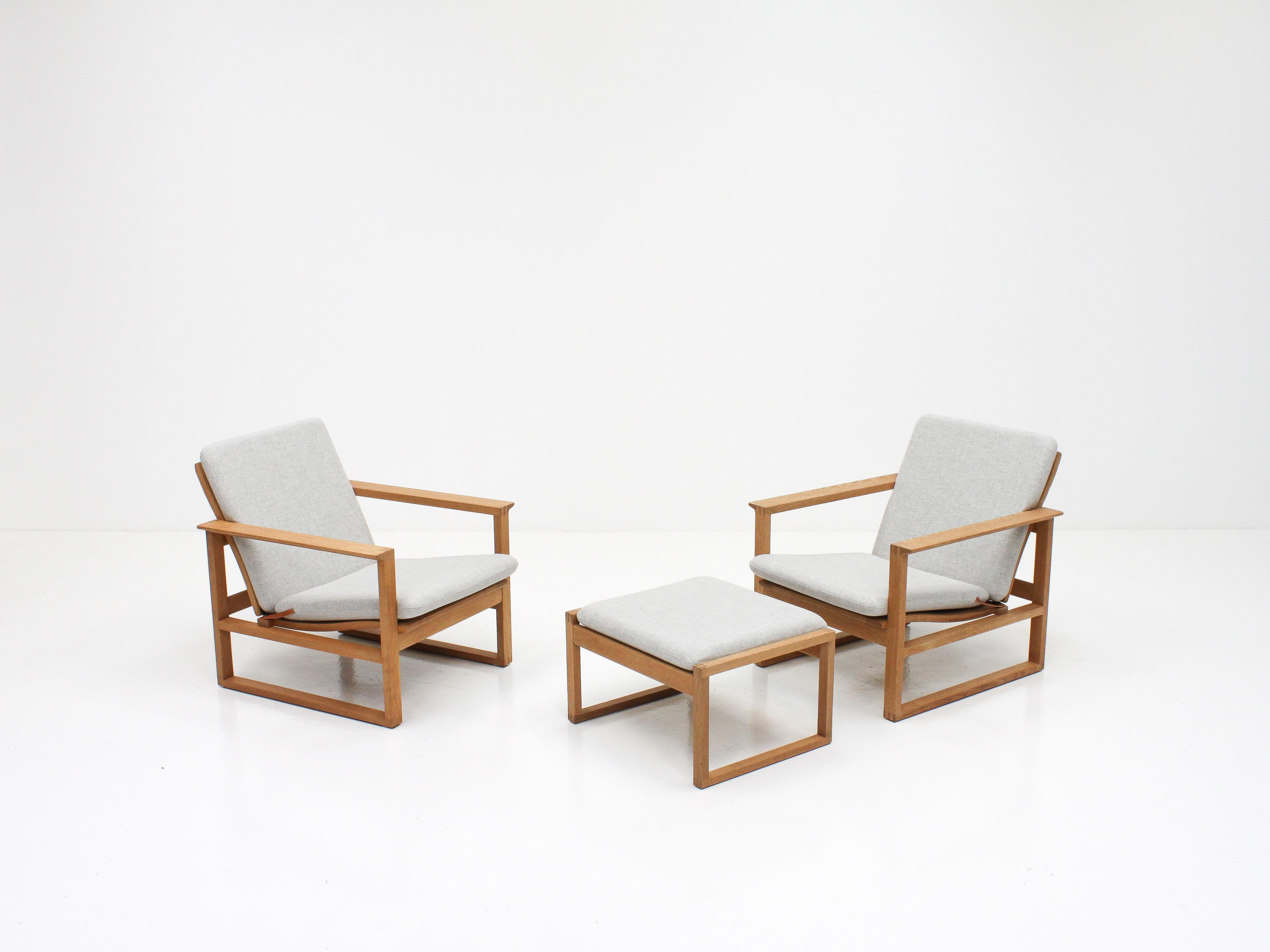 Pair of Børge Mogensen 2256 Lounge Chairs with Footstool, Fredericia, Denmark 2