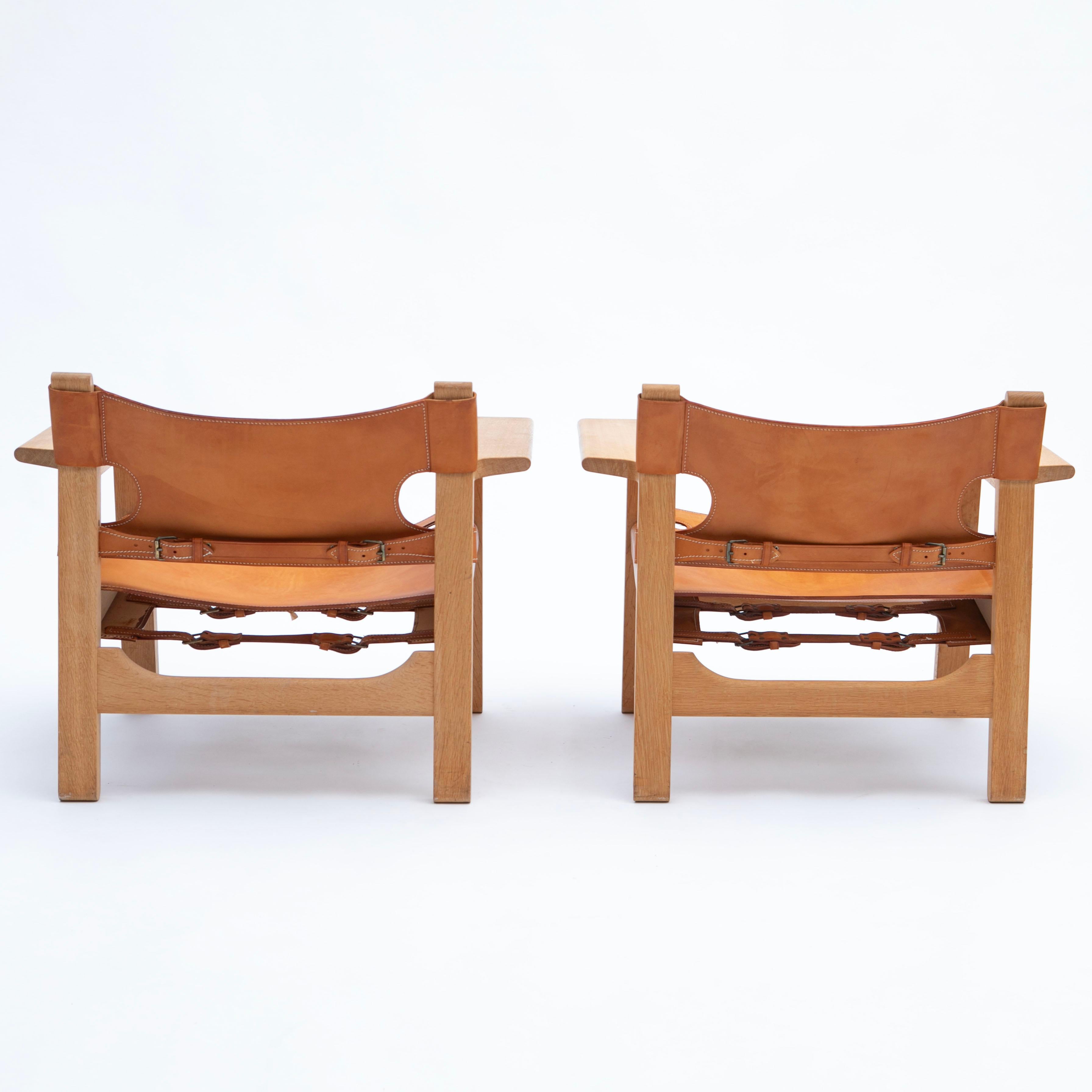 A pair of 'The Spanish Chair', model 2226.
Designed by Børge Mogensen in 1958 for Fredericia Furniture.
Made of solid oak with light saddle leather. Original untouched condition with natural patina.

Price is for a pair (2) !