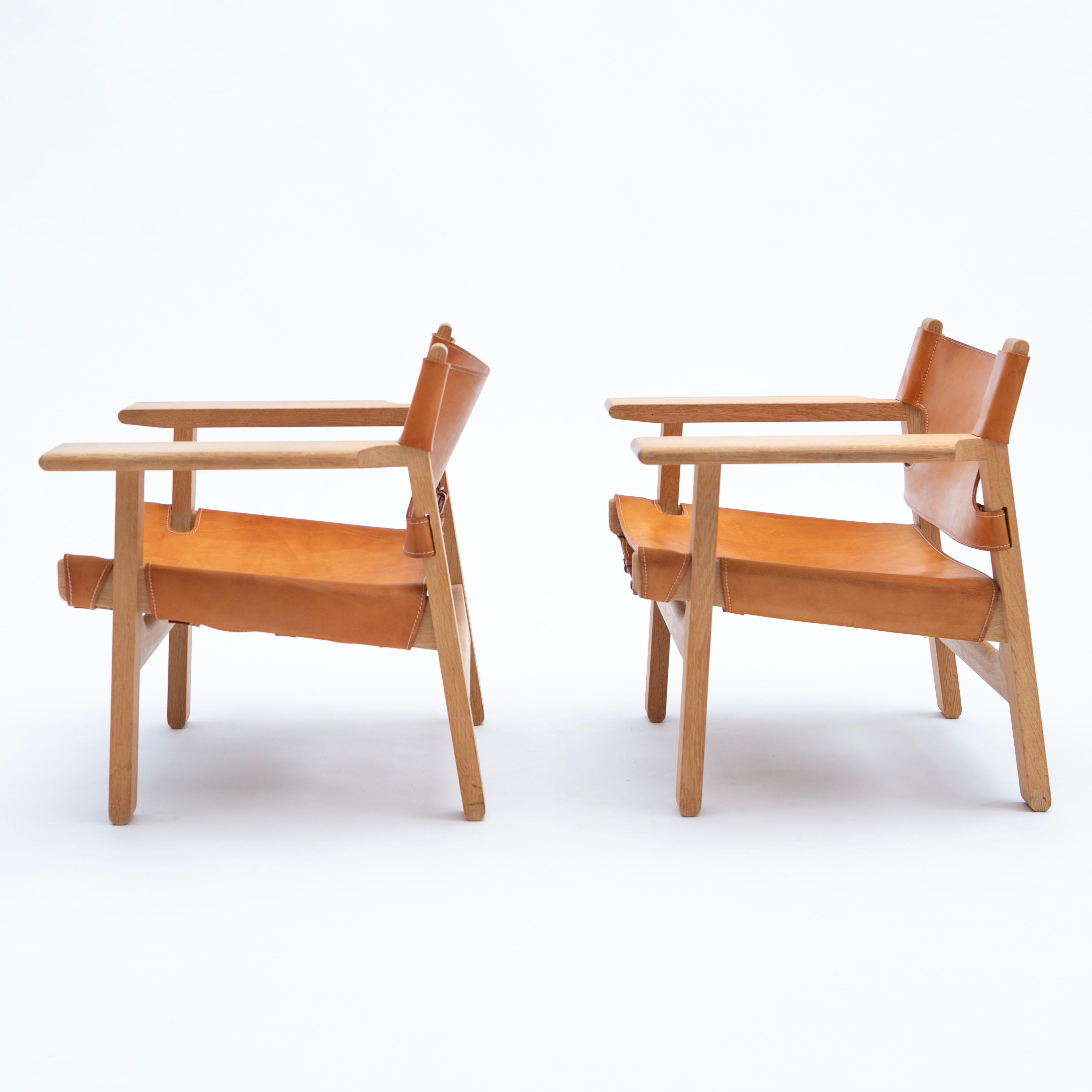 Scandinavian Modern A Pair of Børge Mogensen 'The Spanish Chair' in Oak and Light Saddle Leather
