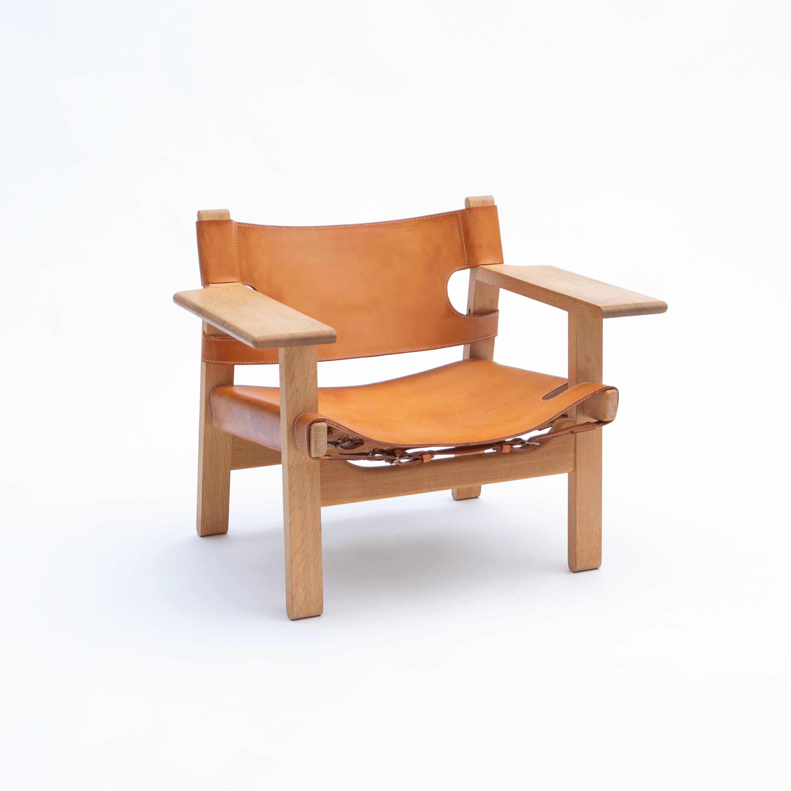 A Pair of Børge Mogensen 'The Spanish Chair' in Oak and Light Saddle Leather In Good Condition In Kastrup, DK