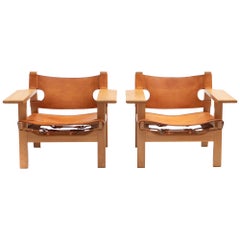Una coppia di sedie Børge Mogensen 'The Spanish Chair' in Oak e pelle Light Saddle