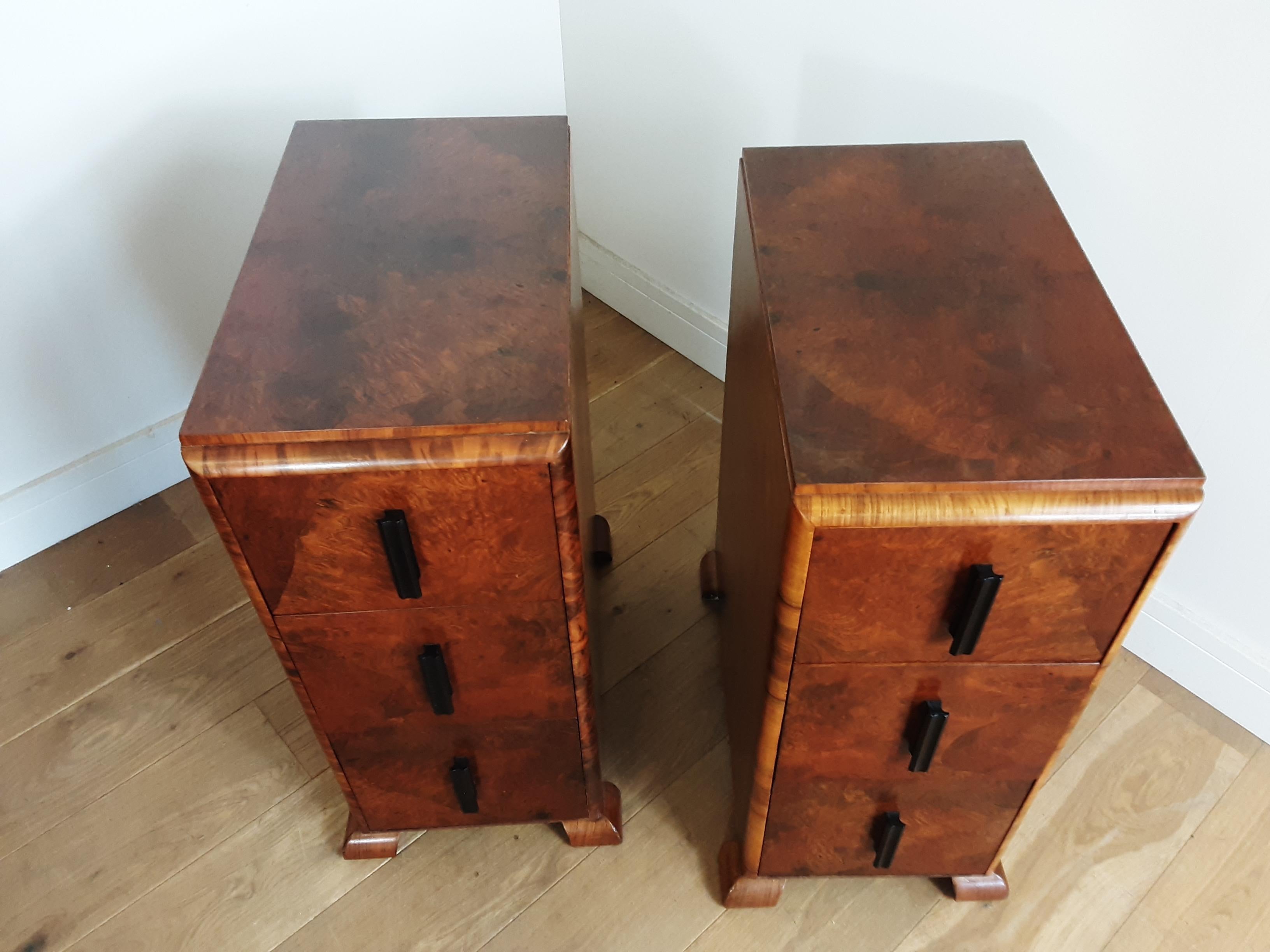 A pair of three-drawer art deco bedside cabinets.
Beautiful figured walnut with nice curved edges and ebonized handles, circa 1930.
Measures: 72 cm H, 30 cm, W 54 cm, D with handles 35 cm W at feet,
British.