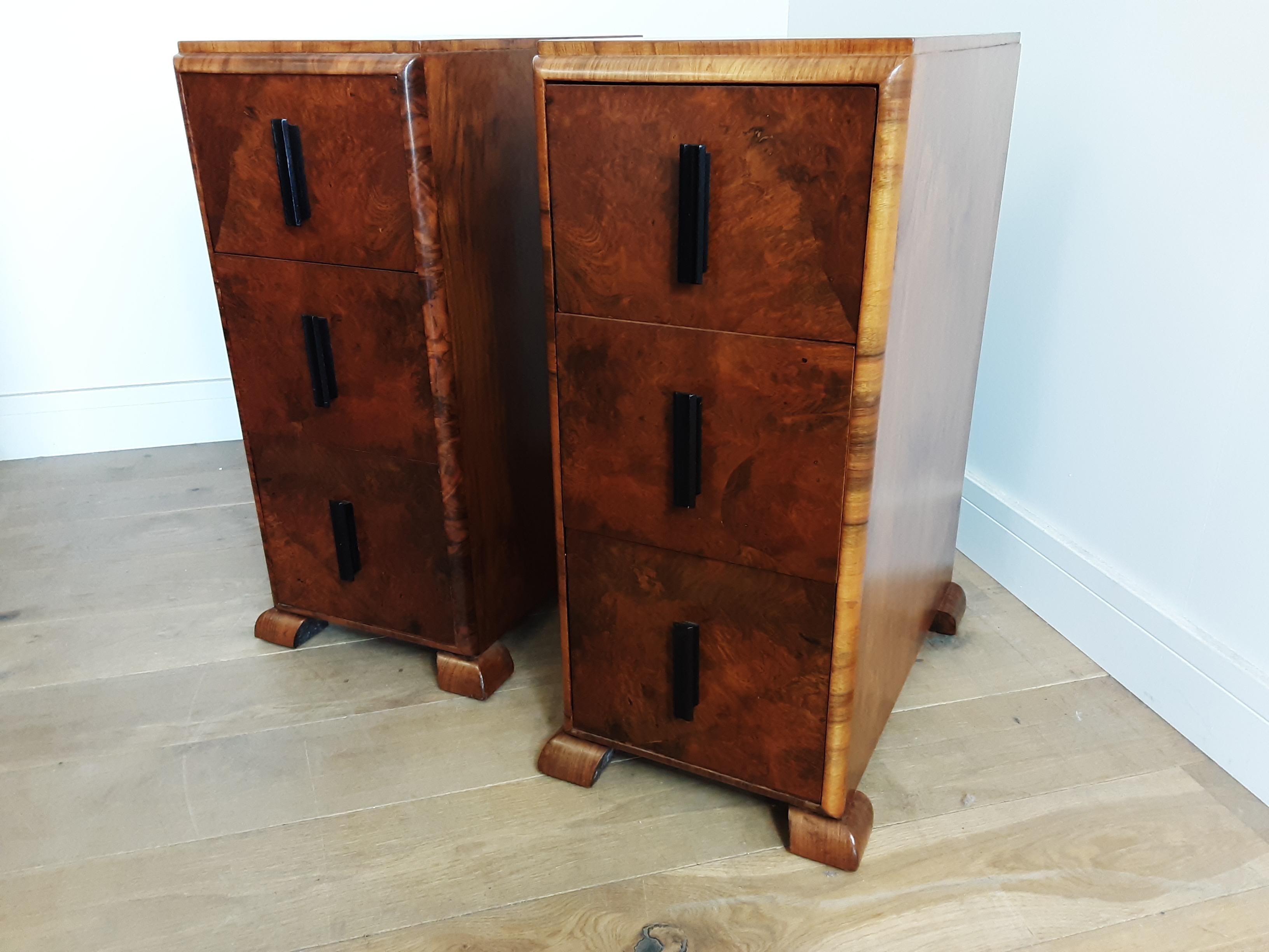 Pair of British Art Deco Bedside Cabinets Brown Burr Walnut from the 1930s In Good Condition In London, GB