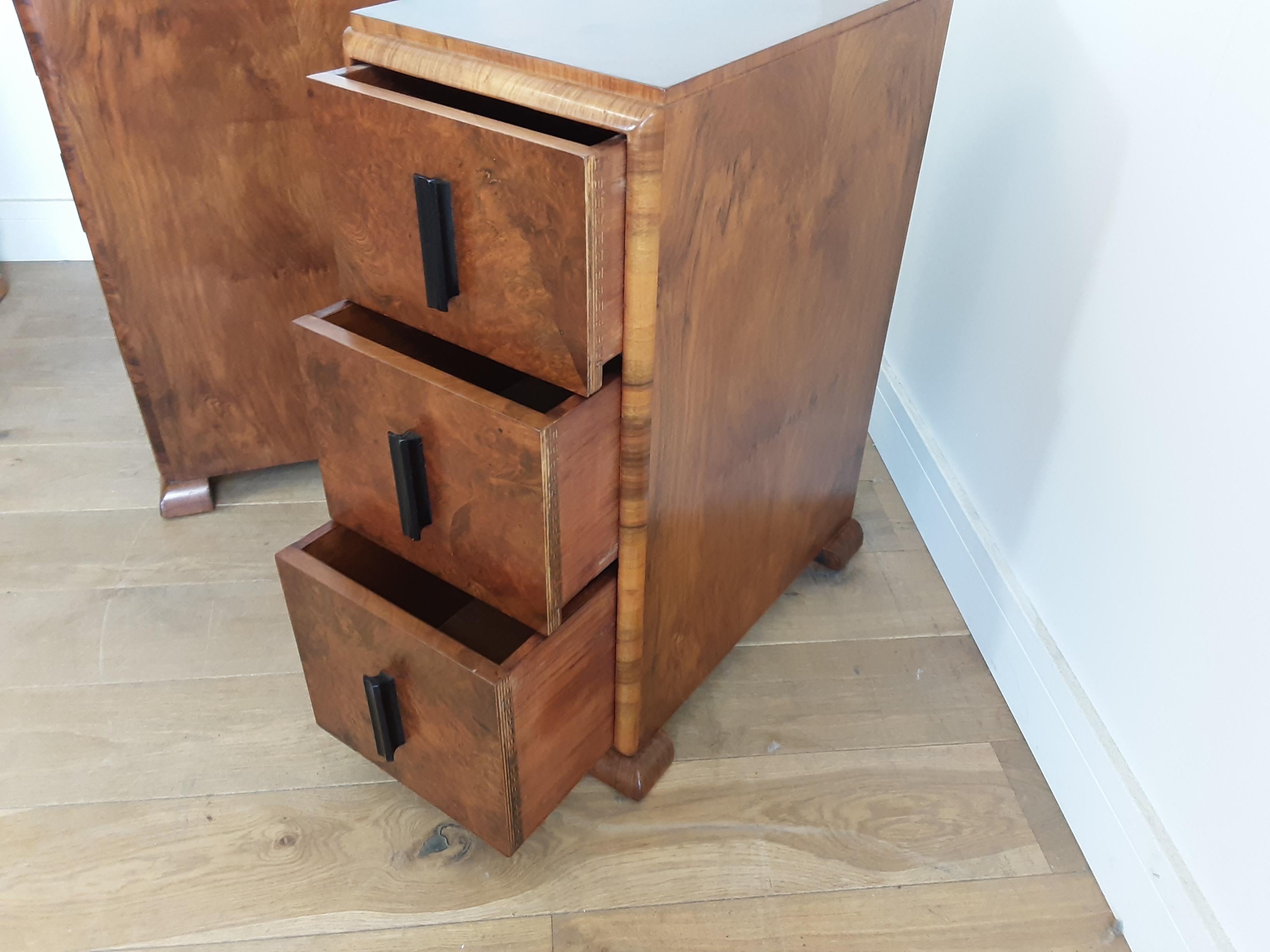 Pair of British Art Deco Bedside Cabinets Brown Burr Walnut from the 1930s 4