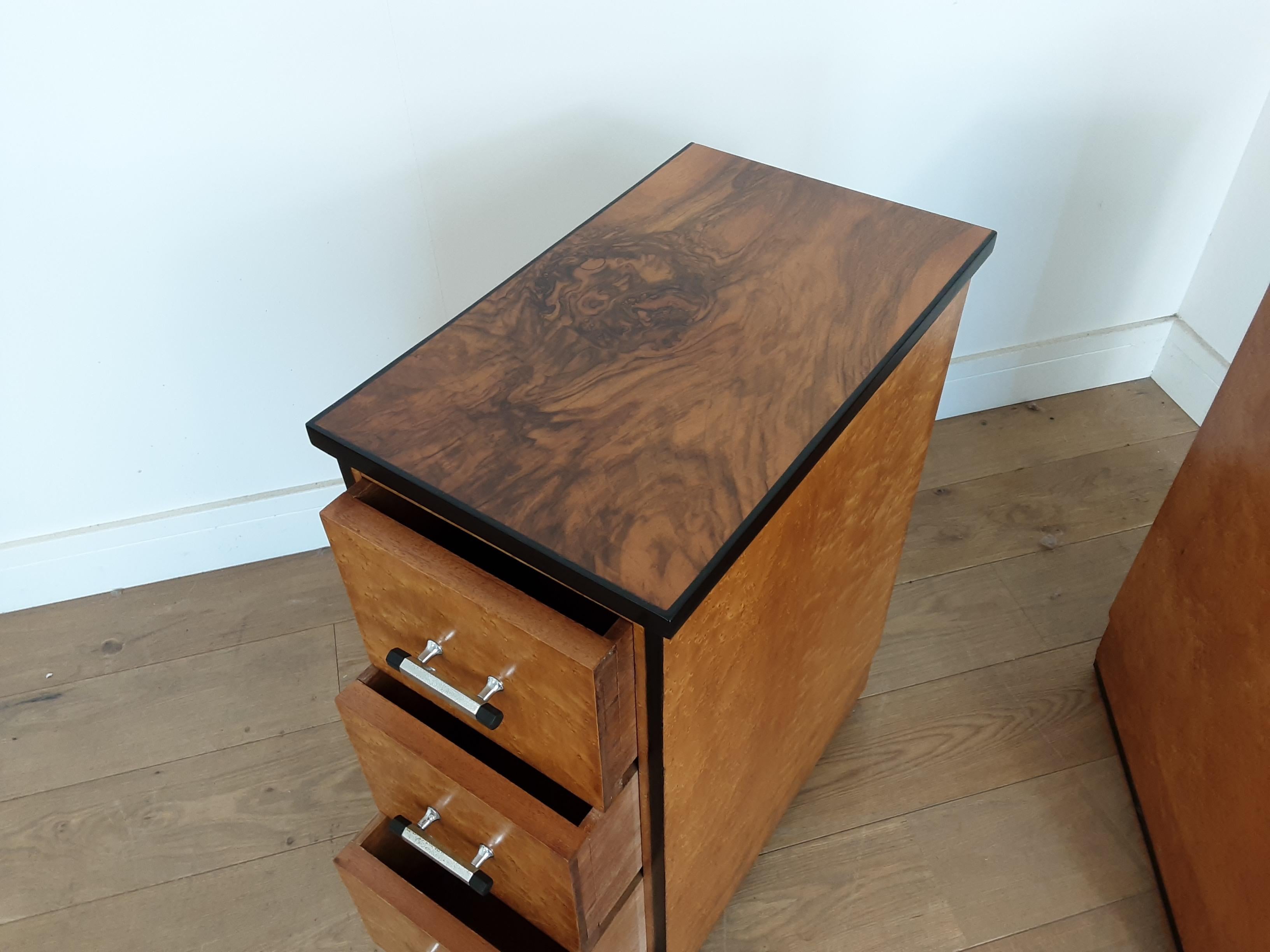 Pair of British Art Deco Bedside Cabinets by Epstein in Birdseye Maple, 1930s 3