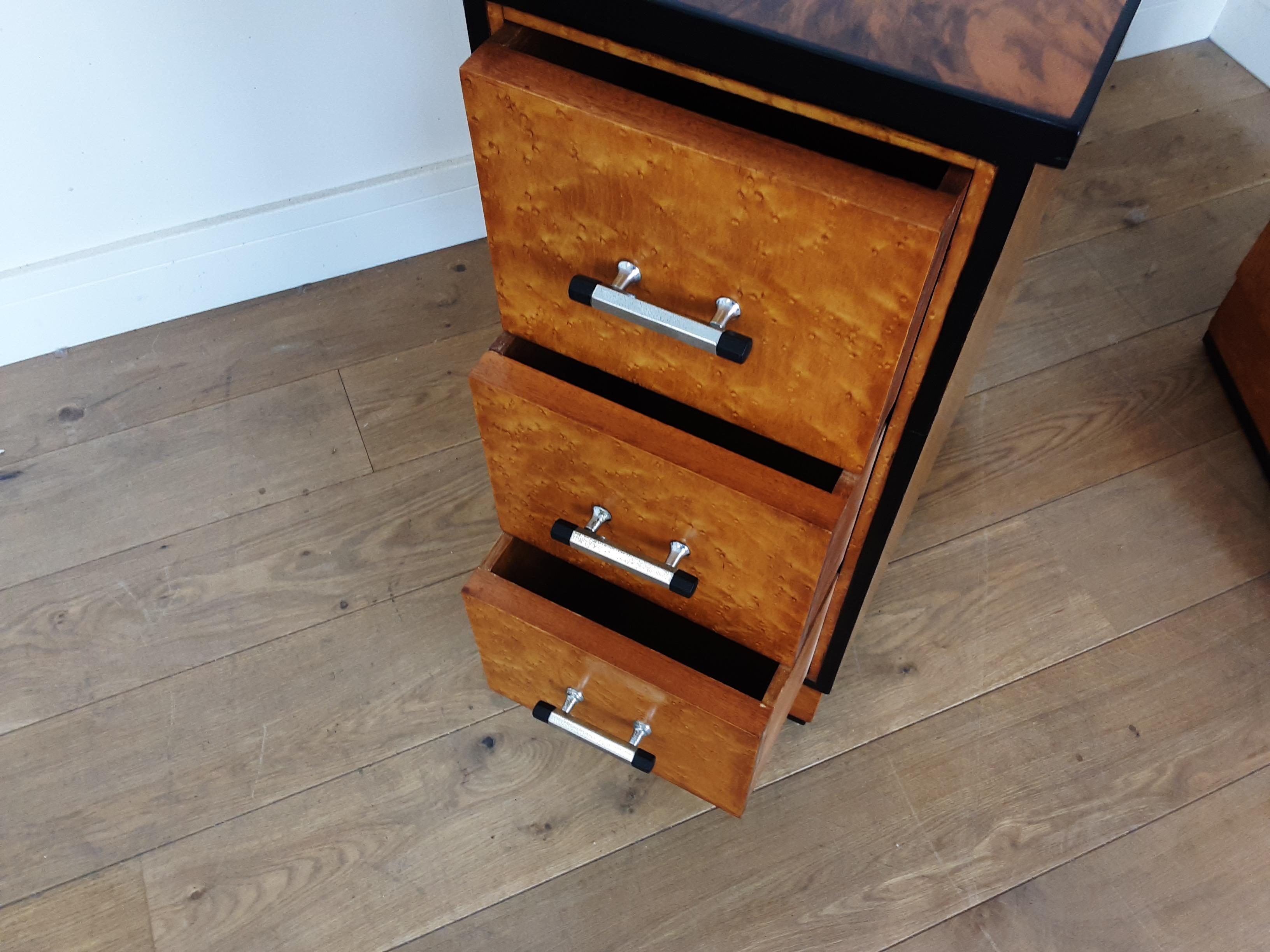 Pair of British Art Deco Bedside Cabinets by Epstein in Birdseye Maple, 1930s 4