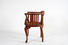 Paire de chaises à accoudoirs en teck avec assise en rotin de British Colonial