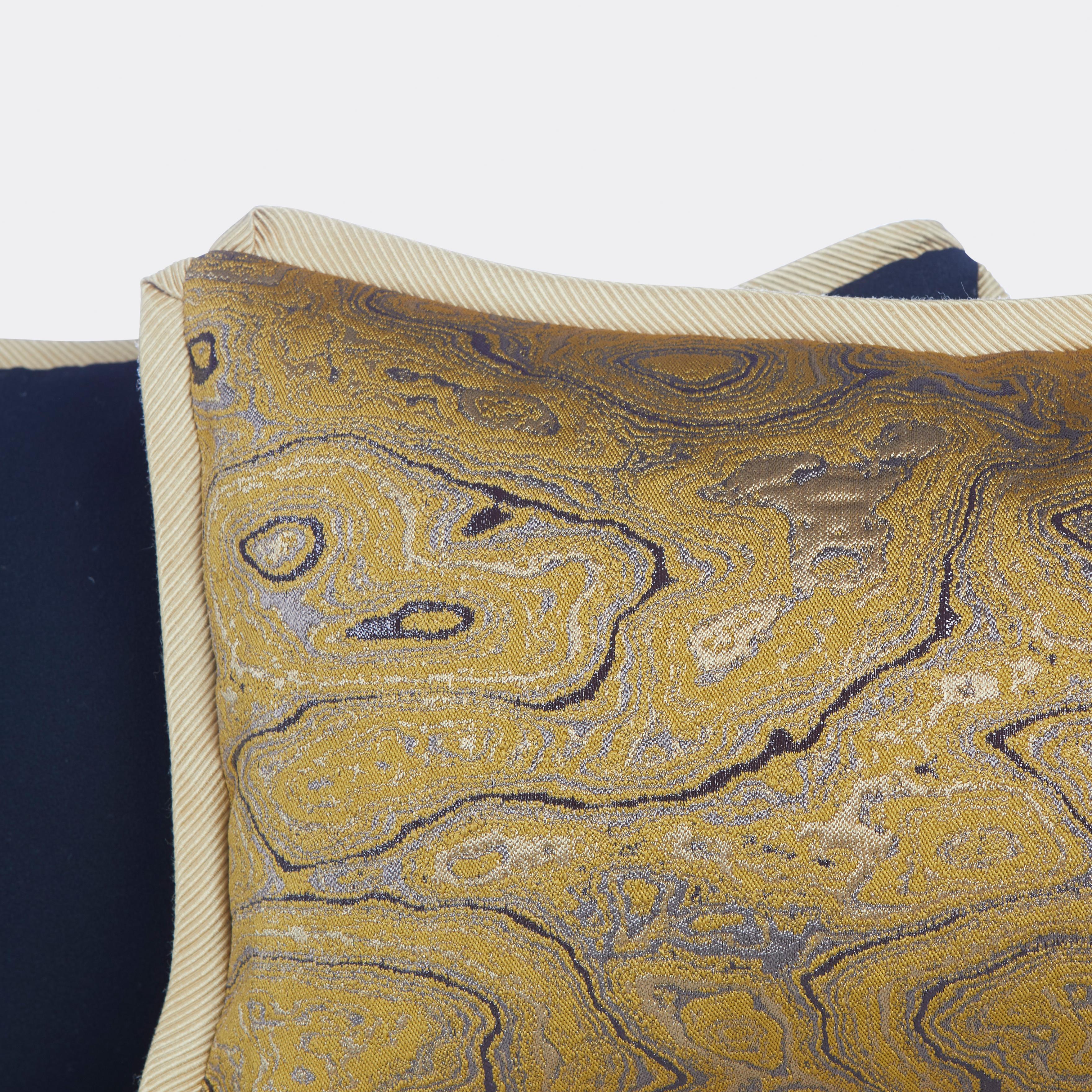 Una coppia di cuscini in tessuto Dries van Noten in seta broccata con fili metallici, realizzati di recente.