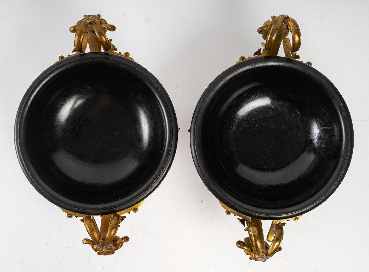 A pair of bronze and black marble cups, late 19th century For Sale 2