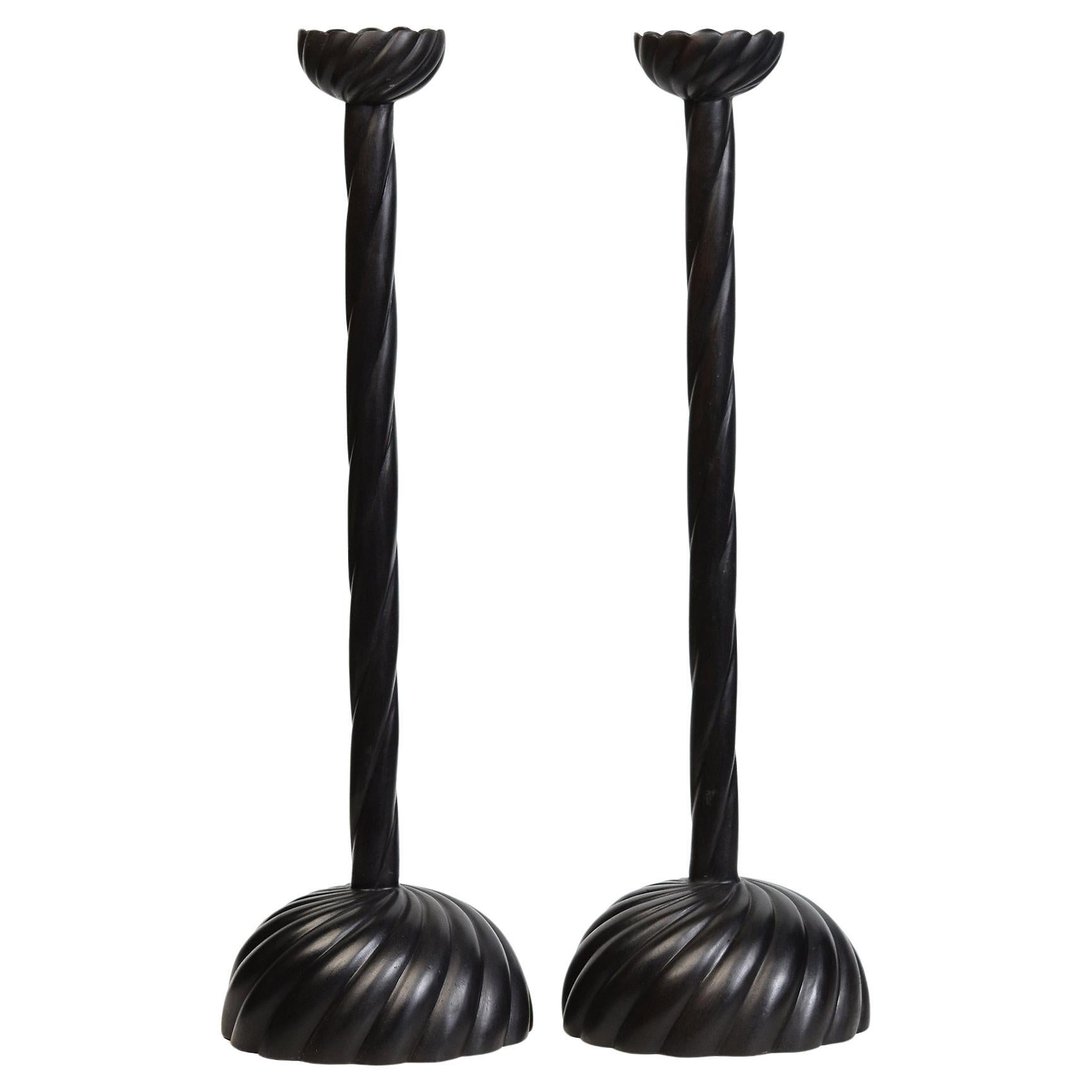 Un par de candelabros de bronce