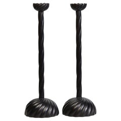 Un par de candelabros de bronce