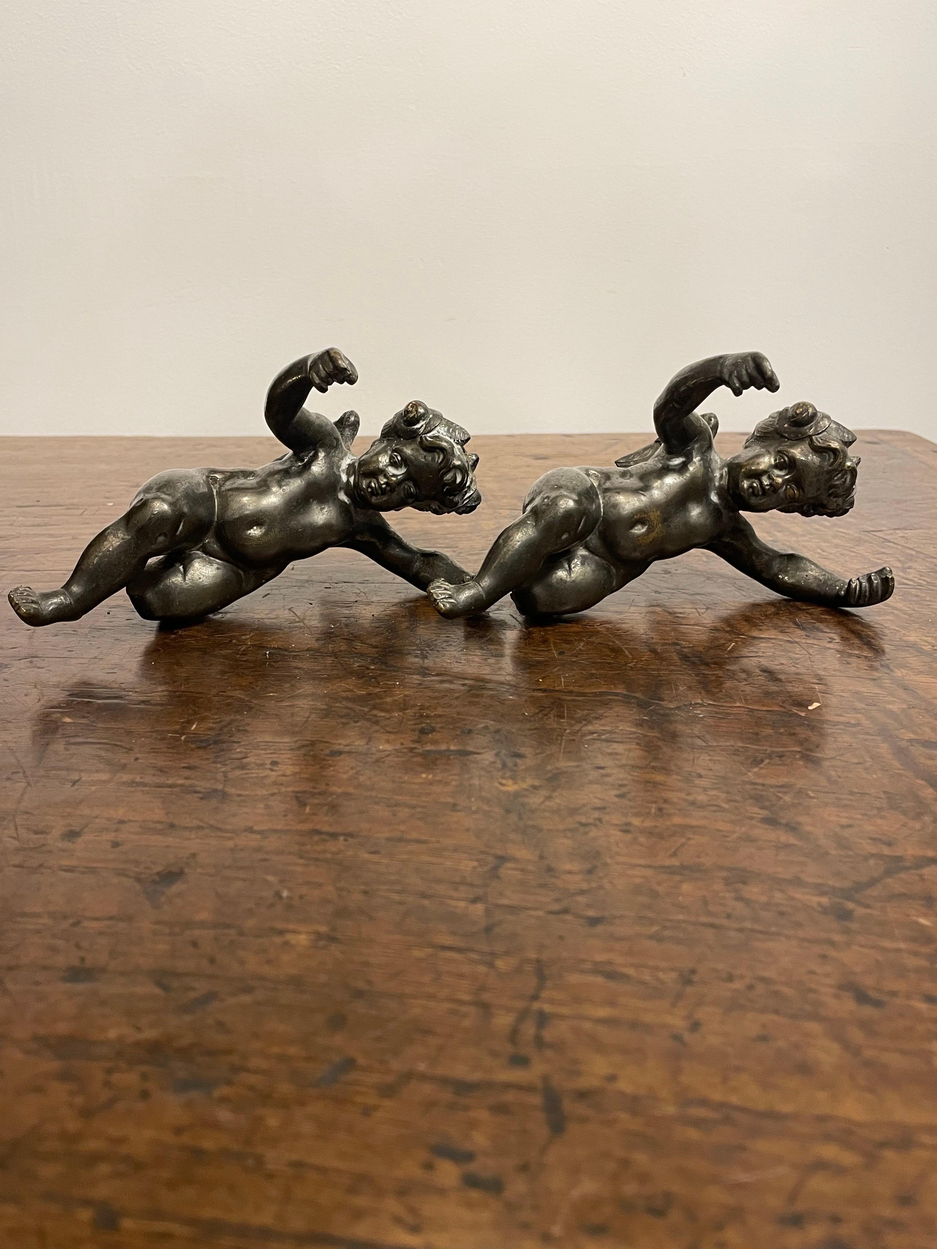 Coppia di cherubini in bronzo, fine XIX secolo

Due putti in bronzo fuso, entrambi con fori che attraversano ciascuna mano, suggerendo che le figure sono destinate a essere trasportate o appese a un altro oggetto.

Provenienza: Collezione privata