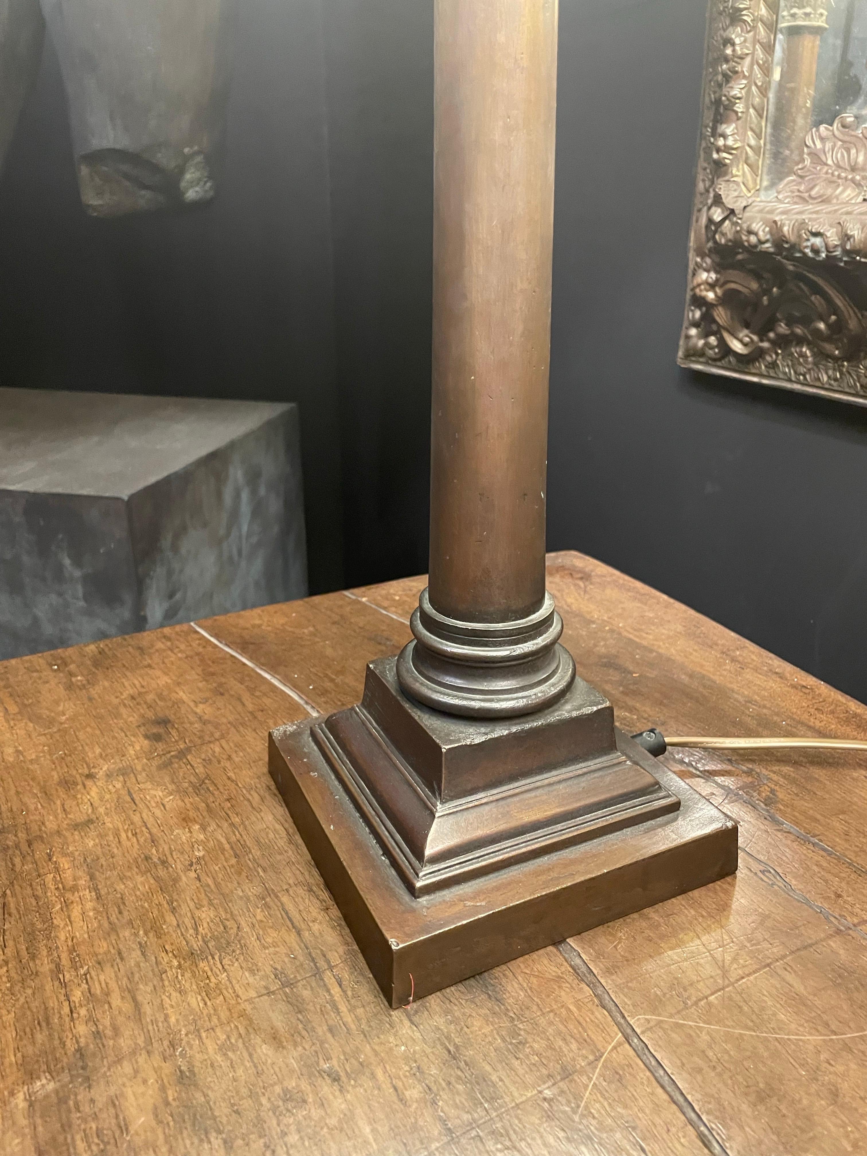 Coppia di lampade a colonna in bronzo con capitello corinzio in vendita 3
