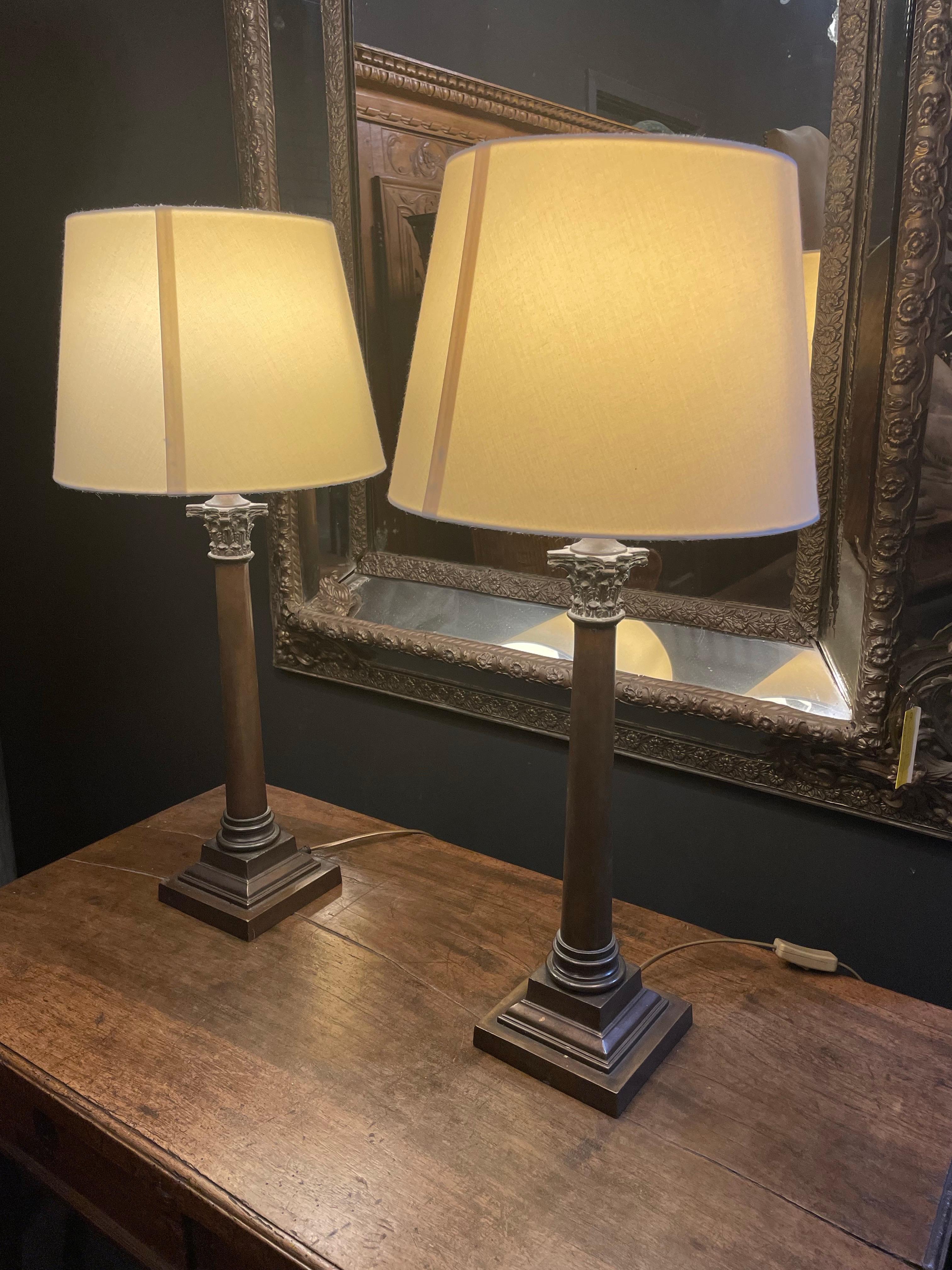 Coppia di lampade a colonna in bronzo con capitello corinzio

Arredamento e design d'interni.

Provenienza: Collezione privata australiana.

Dimensioni:
Altezza: 72 cm compreso il paralume
Larghezza: 14.5 cm
Profondità: 14,5 cm