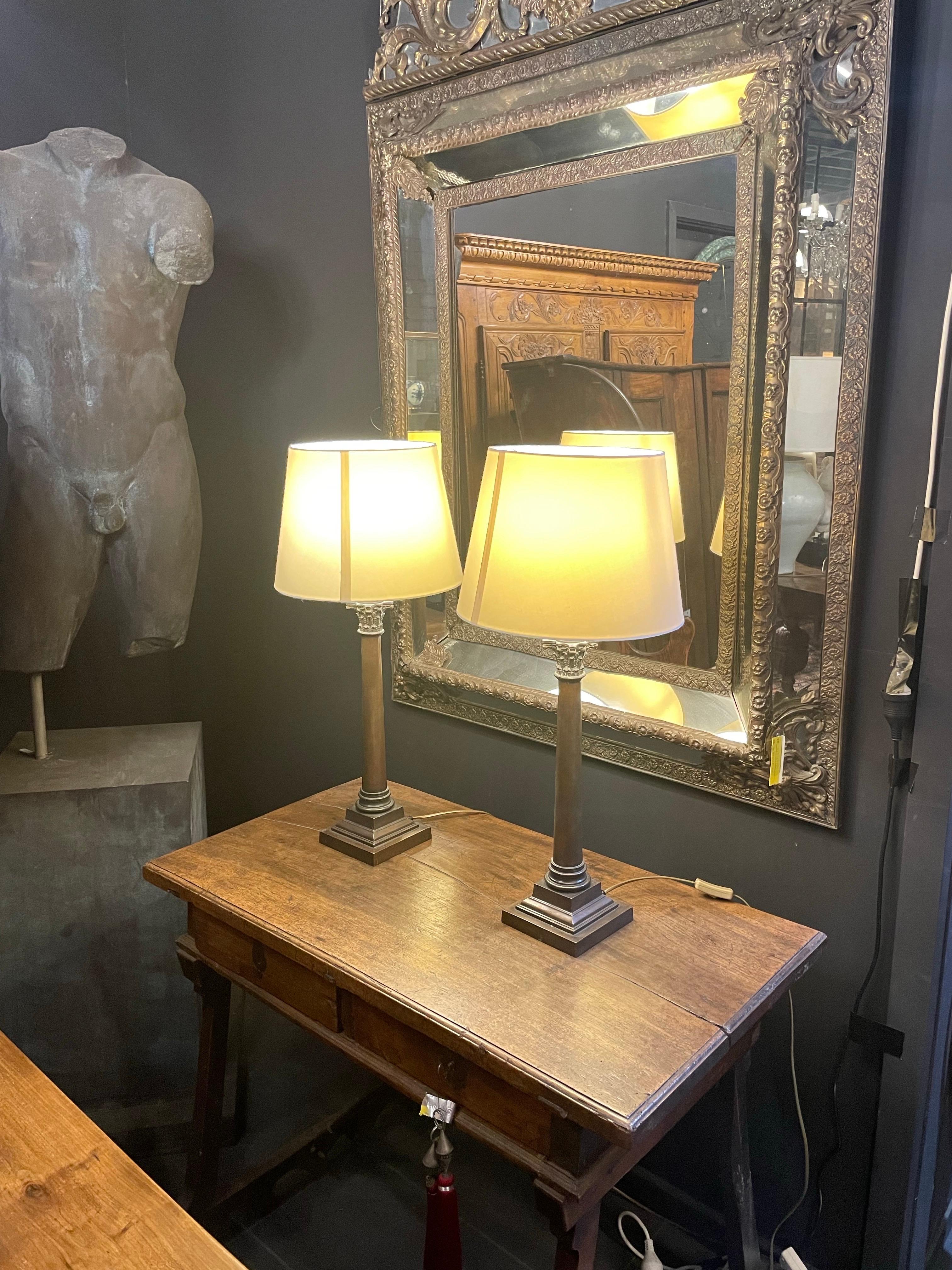 Australiano Coppia di lampade a colonna in bronzo con capitello corinzio in vendita