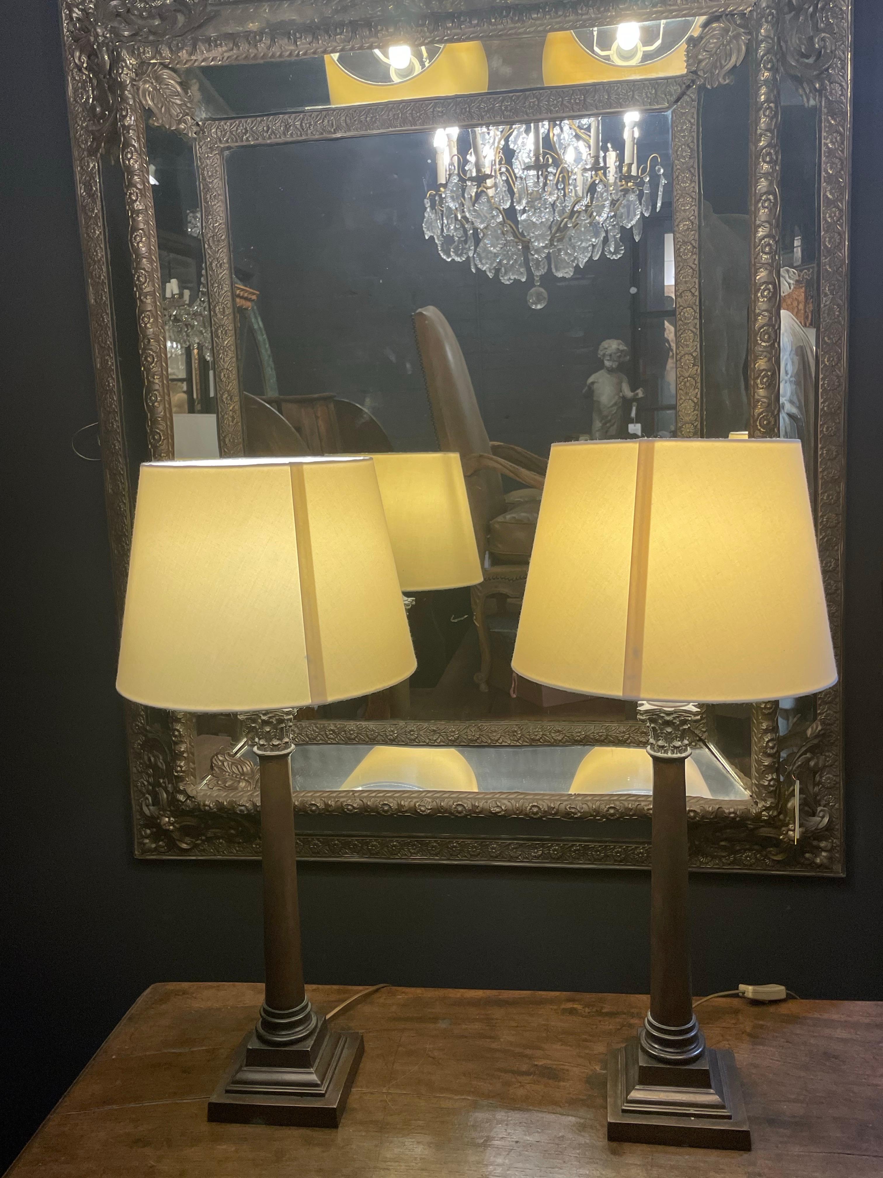 Calco Coppia di lampade a colonna in bronzo con capitello corinzio in vendita