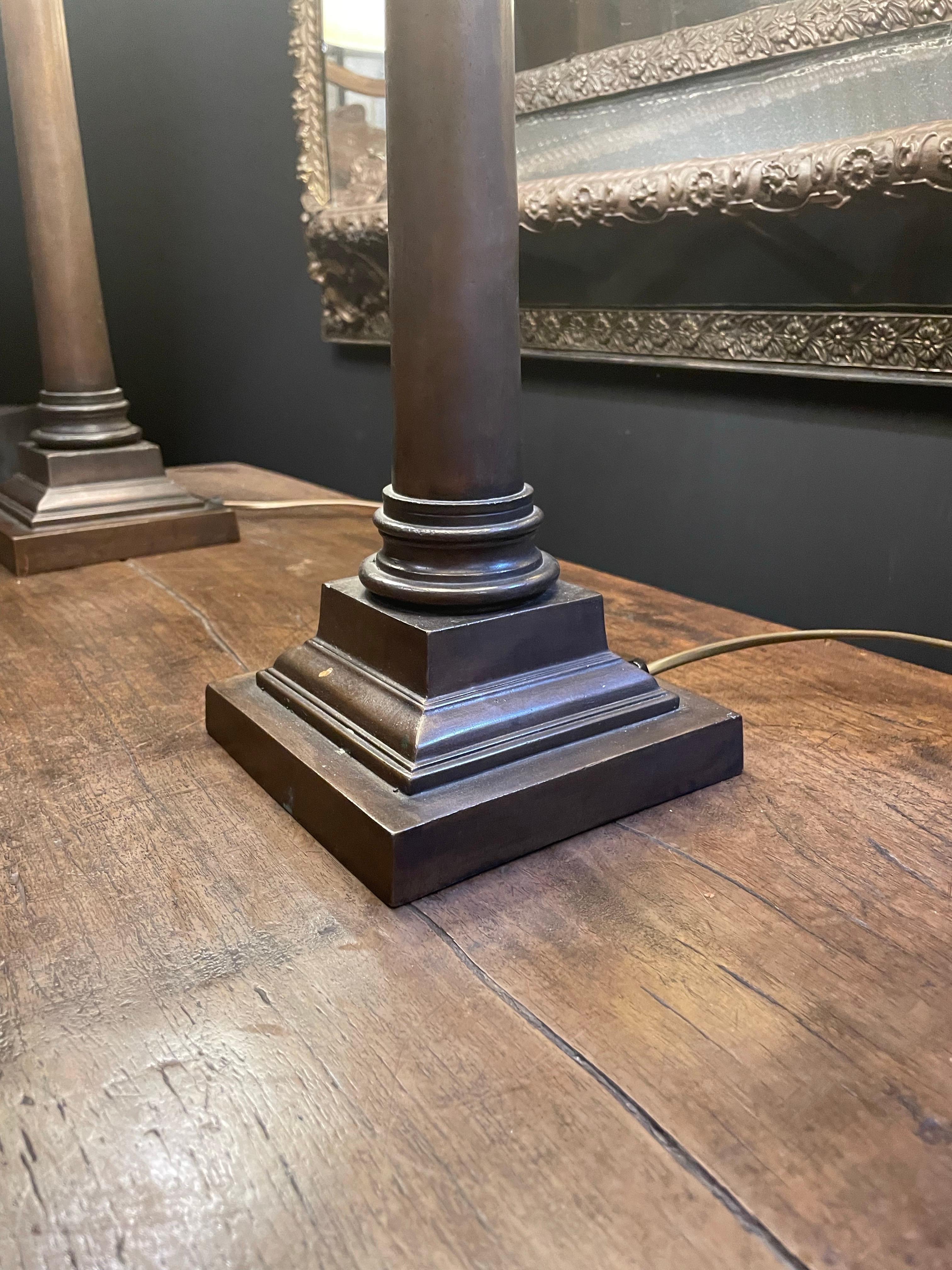 XXI secolo e contemporaneo Coppia di lampade a colonna in bronzo con capitello corinzio in vendita