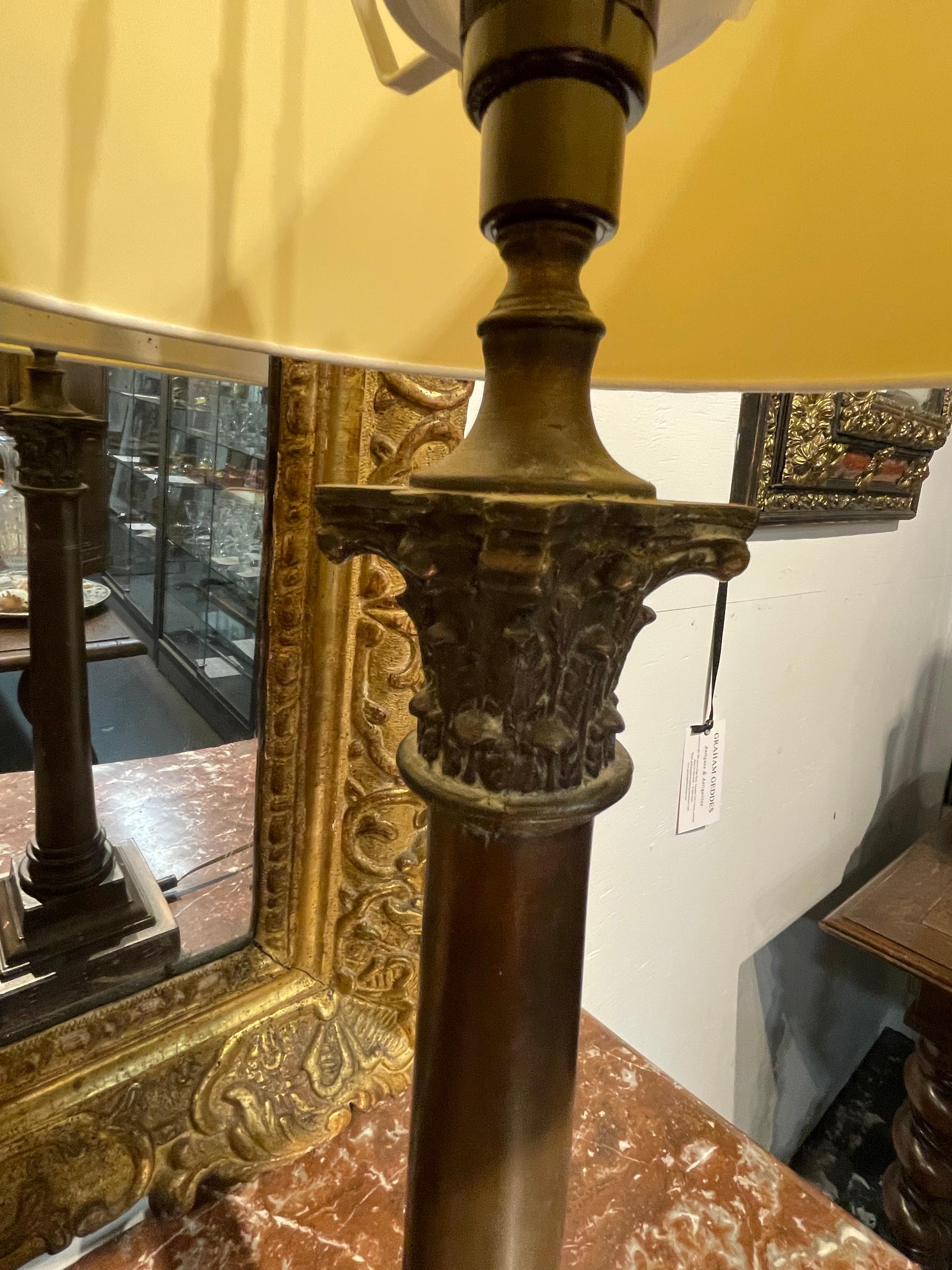 Coppia di lampade a colonna in bronzo con capitello corinzio in vendita 1