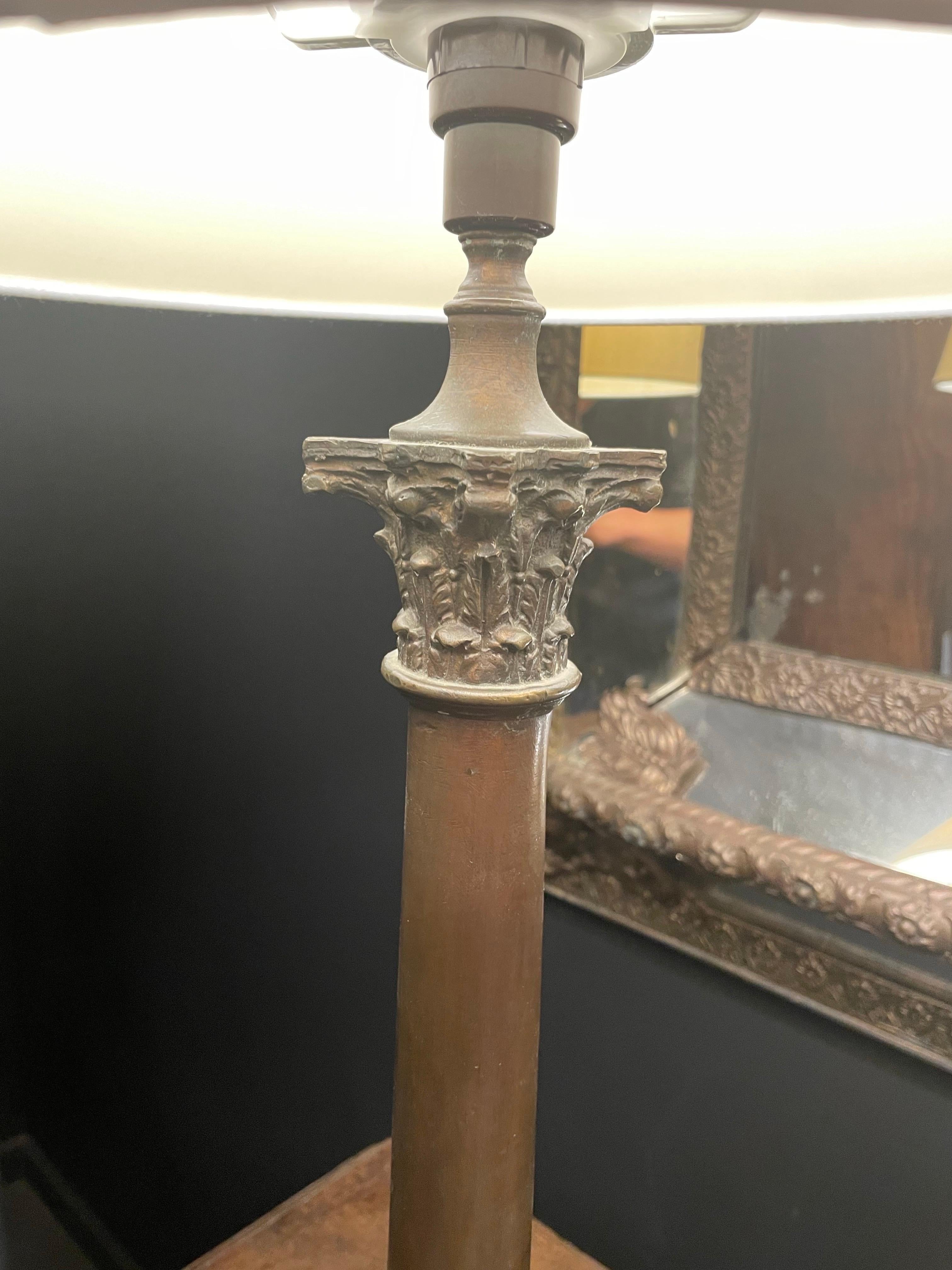 Coppia di lampade a colonna in bronzo con capitello corinzio in vendita 2