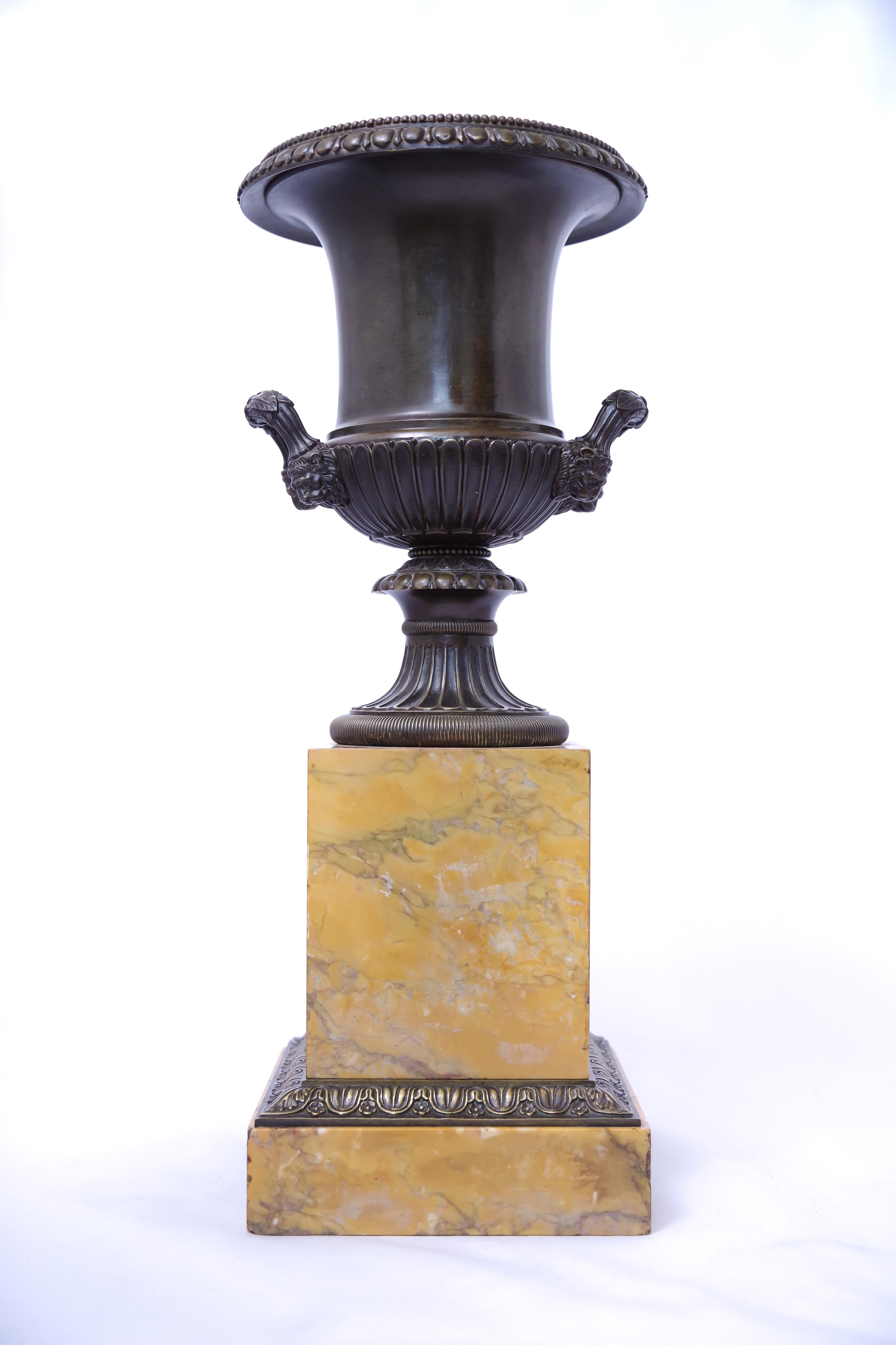 A Pair of Bronze Medici Vases c. 1830 For Sale 3
