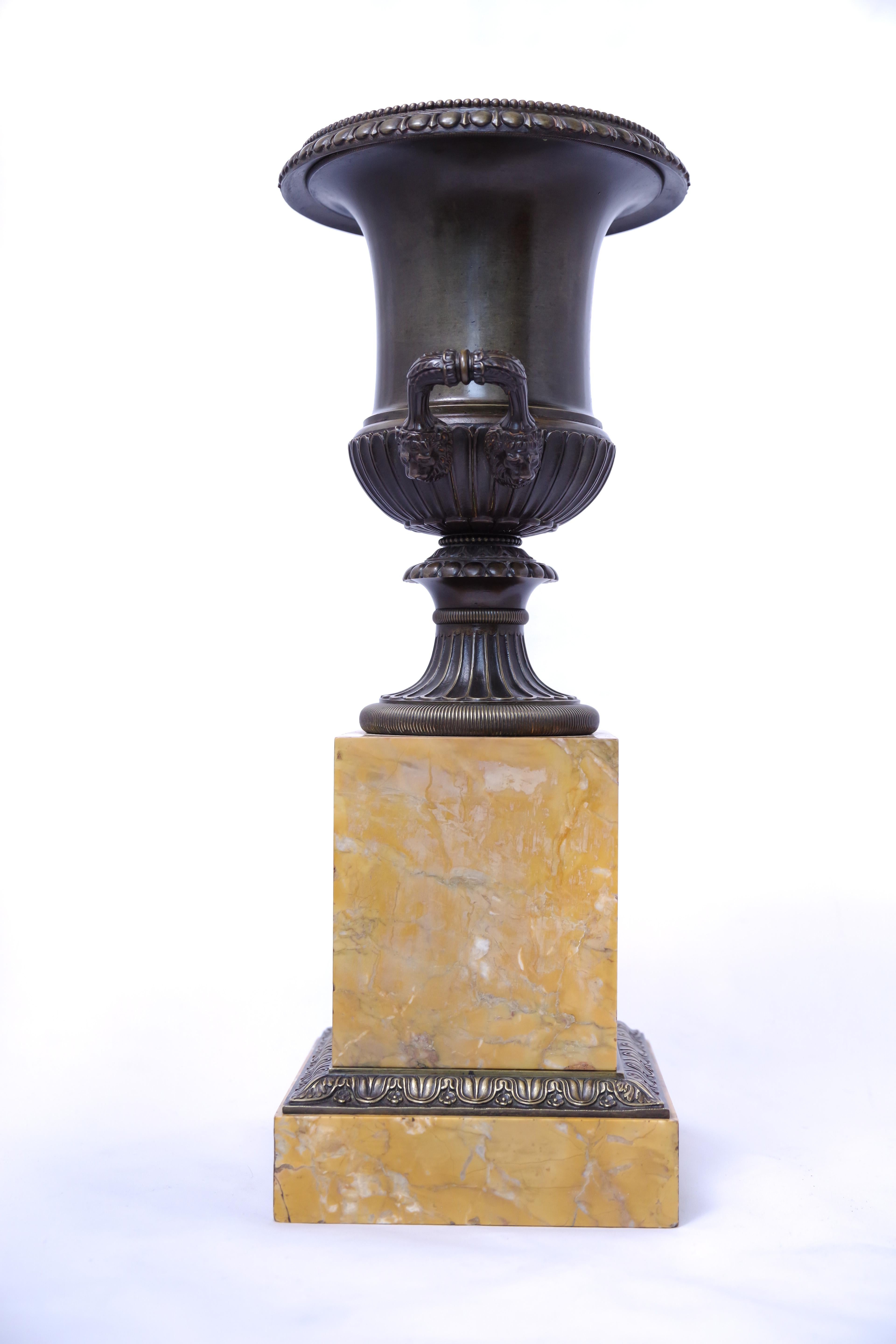 Paire de vases Médicis en bronze, vers 1830 en vente 3