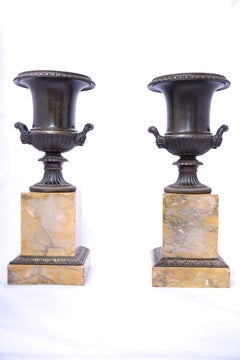 Paire de vases Médicis en bronze, vers 1830