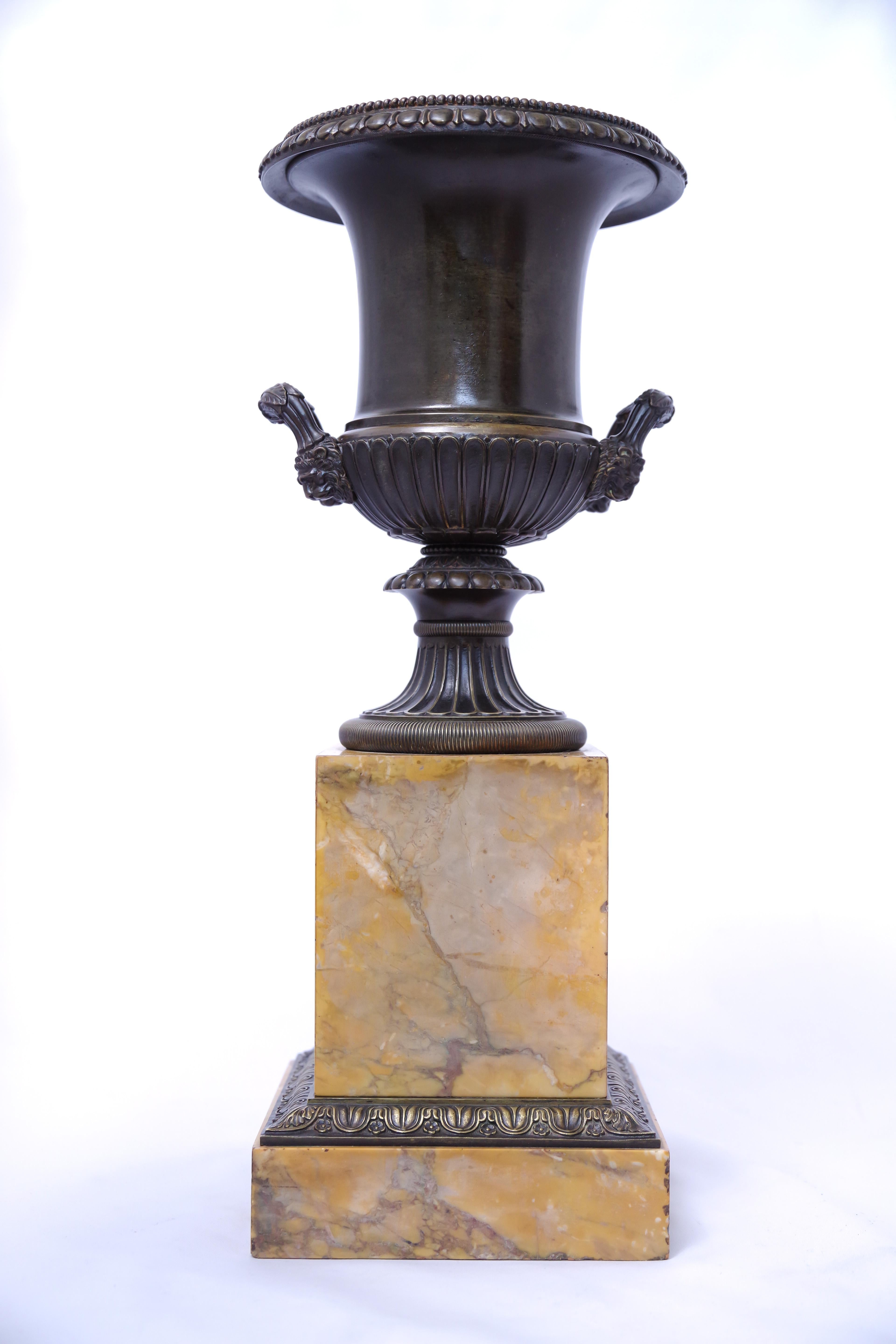 A Pair of Bronze Medici Vases c. 1830 In Good Condition For Sale In 263-0031, JP