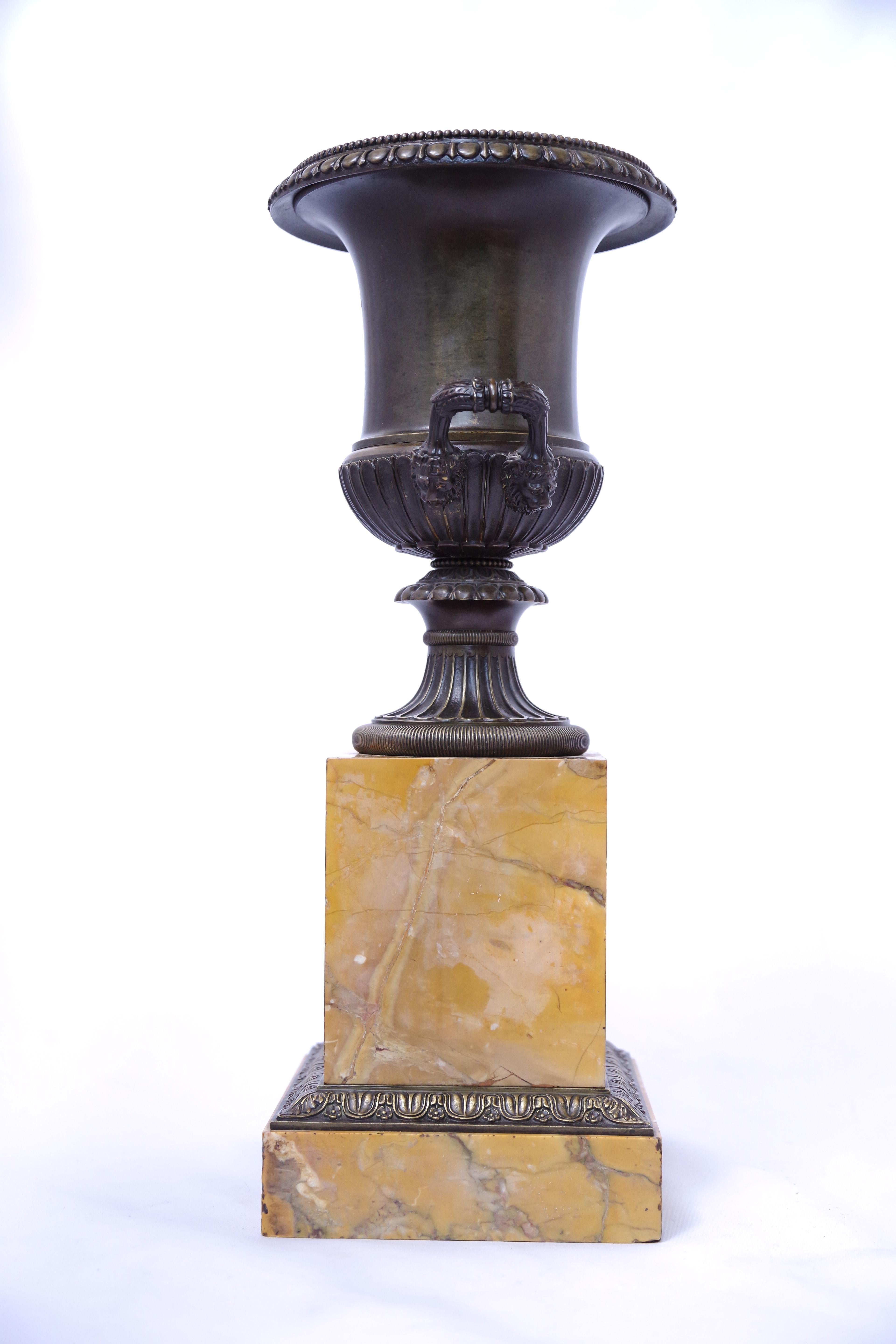 Paire de vases Médicis en bronze, vers 1830 en vente 1